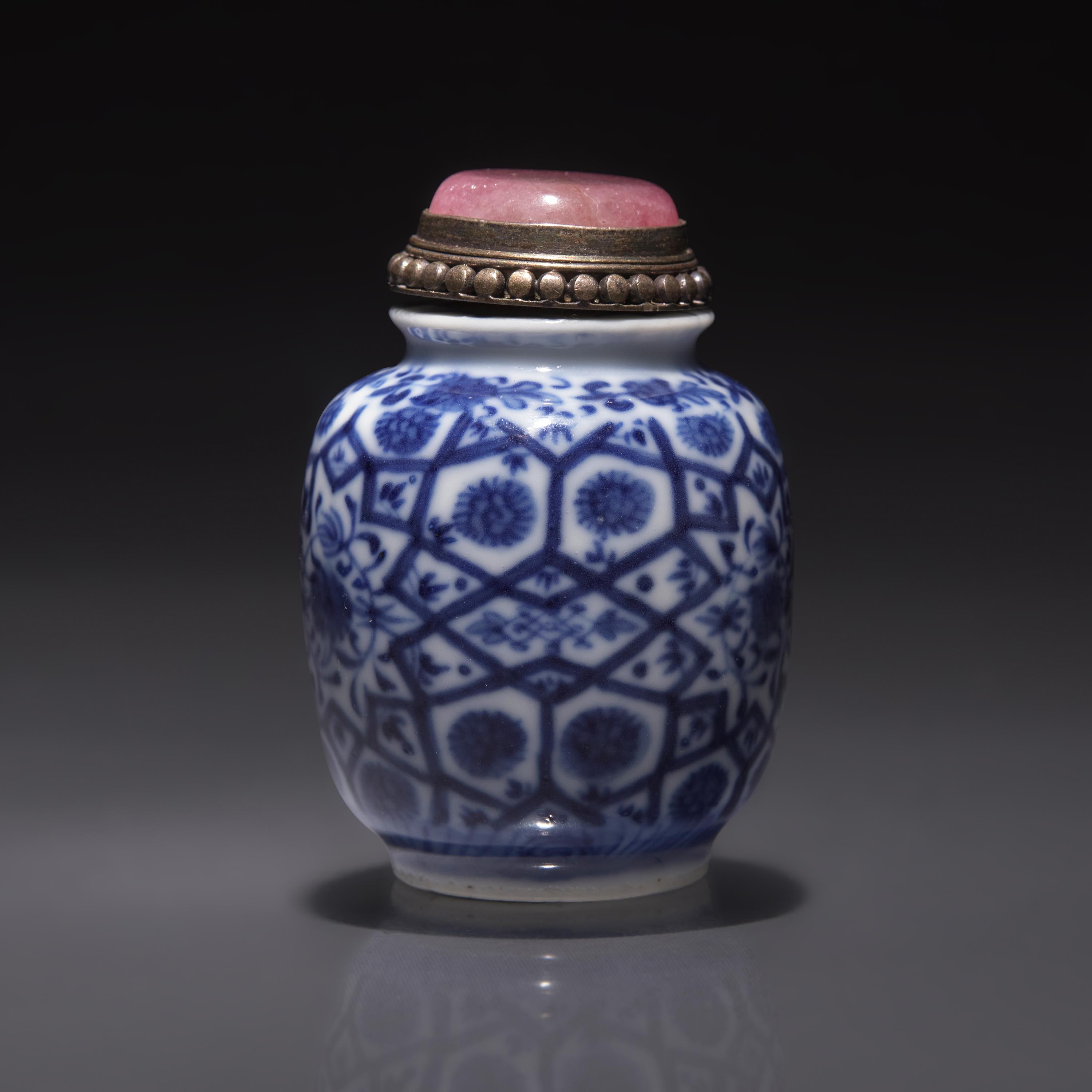 A Chinese Blue and White Porcelain Snuff Jarlet, Qing Dynasty, Circa 1810-1880 — 1810-1880年 青花花卉紋鼻煙罐