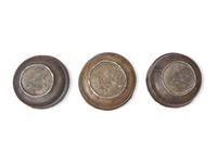 Three Tibetan Lined Burlwood Offering Bowls, 19th Century 十九世紀 木鑲銀碗三隻