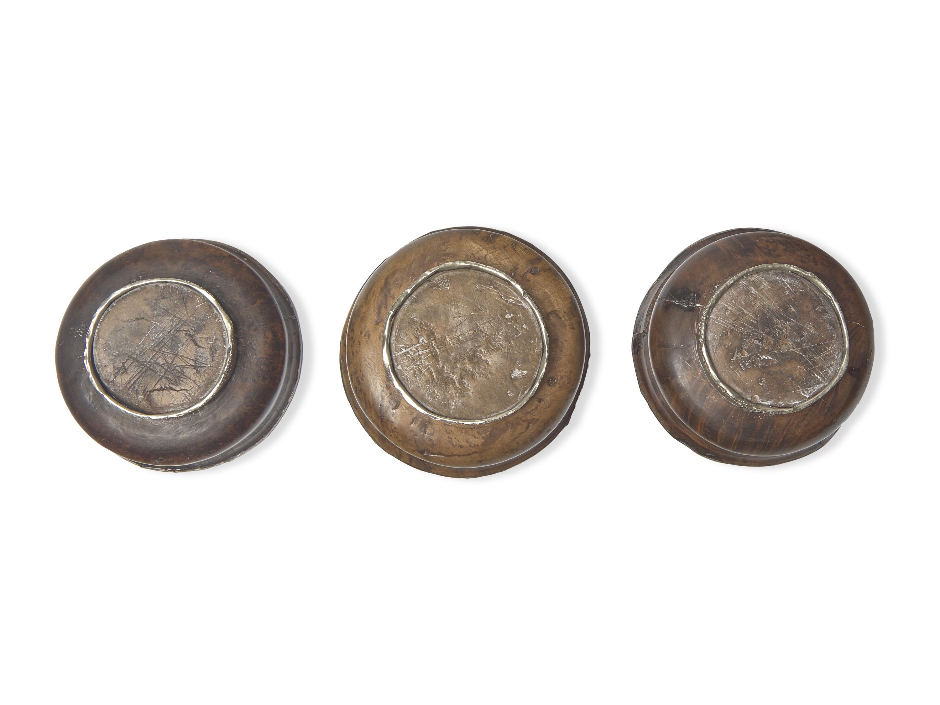 Three Tibetan Lined Burlwood Offering Bowls, 19th Century 十九世紀 木鑲銀碗三隻