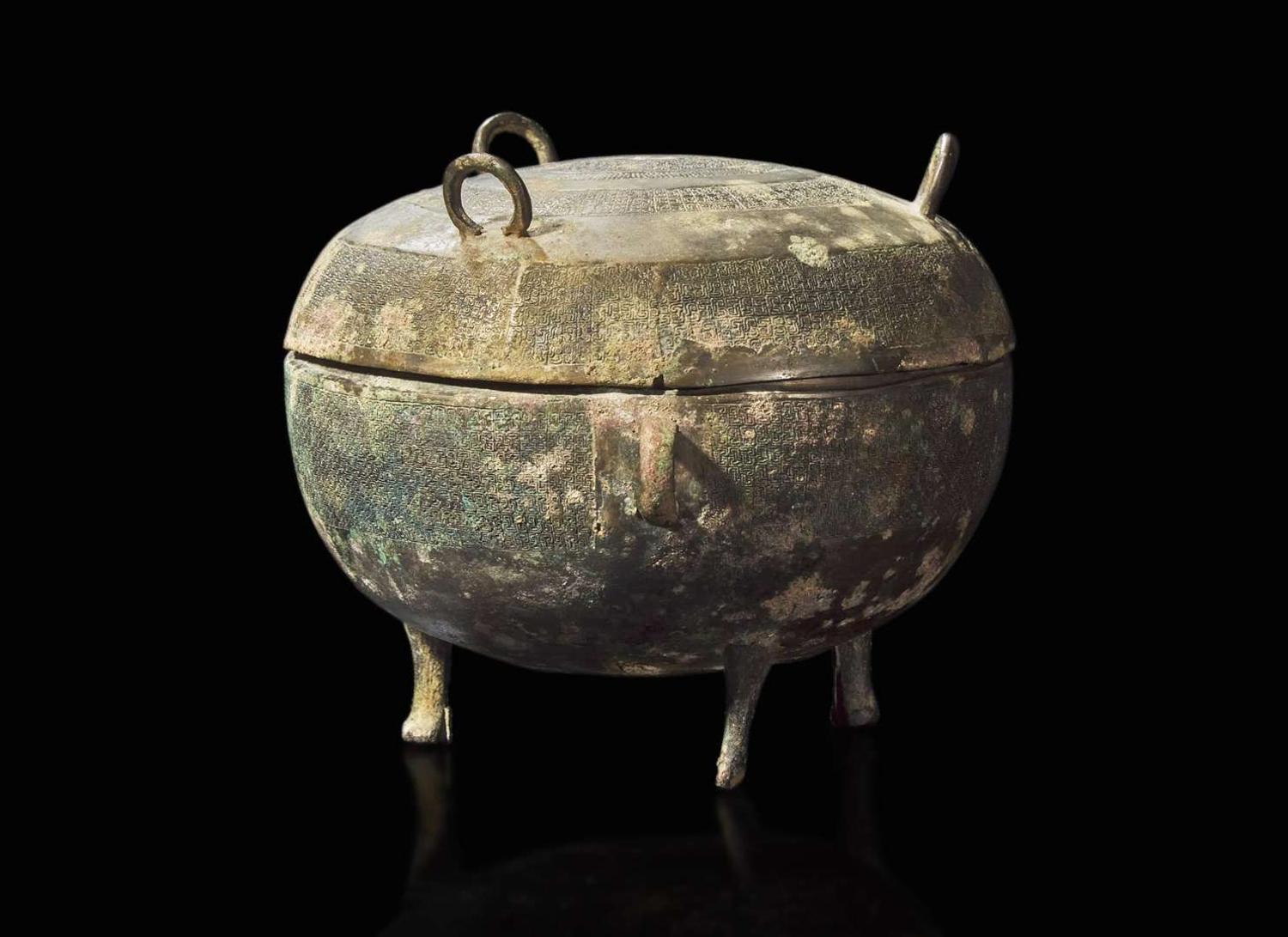 A Chinese bronze tripod vessel and cover, Dui, Eastern Zhou dynasty 青銅敦一件 東周