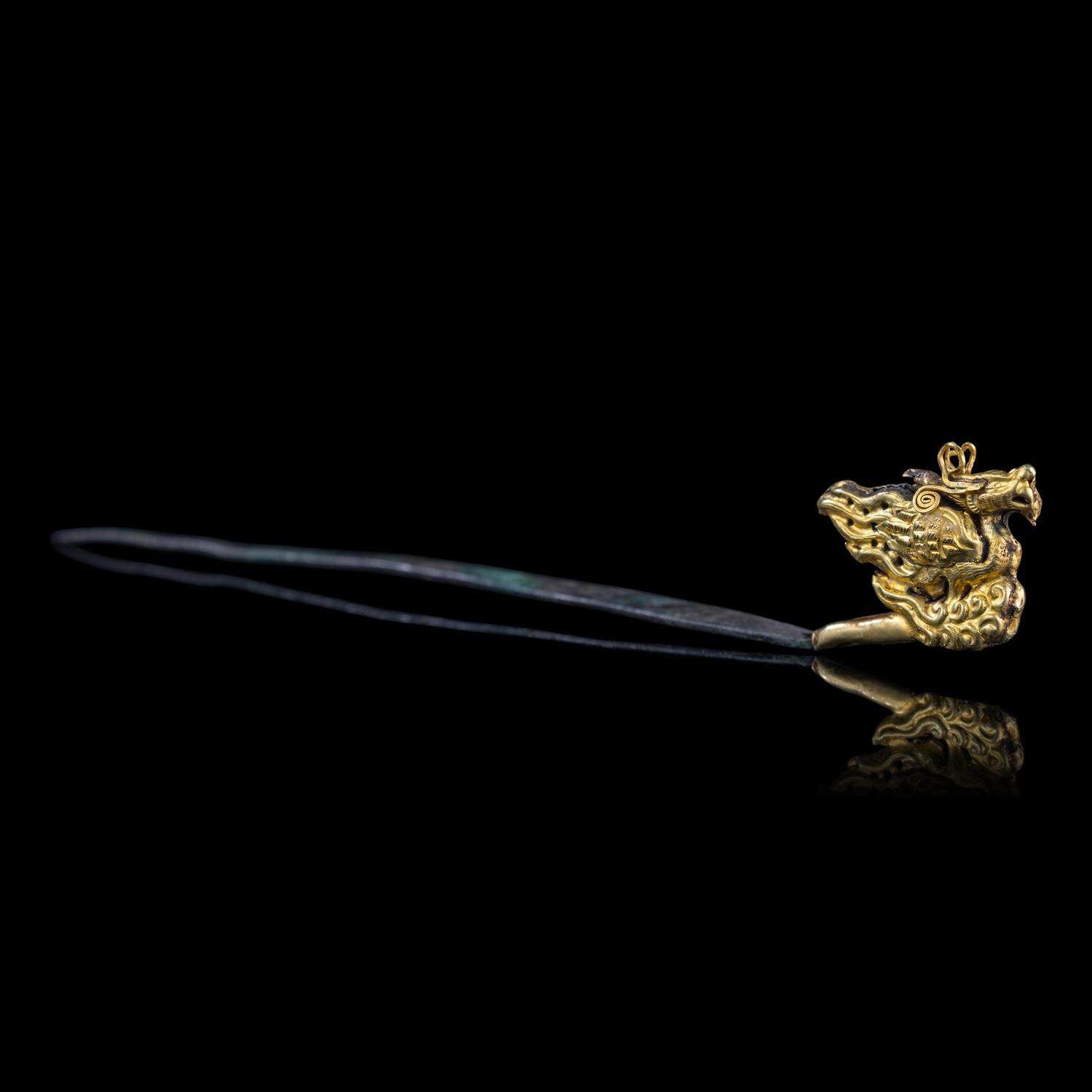 A Chinese Gold and Silver 'Phoenix and Cloud' Hairpin, Zan, Yuan-Ming Dynasty 元-明 鳳踏祥雲銀脚金簪