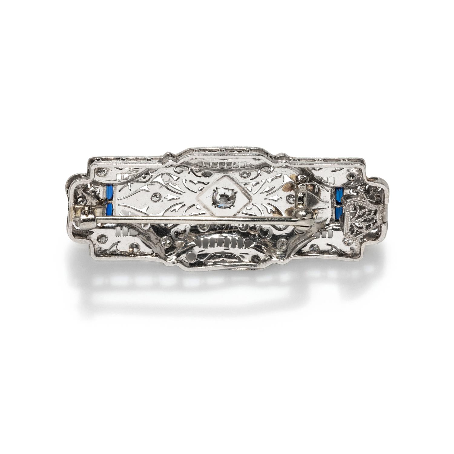 WHITE GOLD, DIAMOND AND SYNTHETIC SAPPHIRE PENDANT/BROOCH