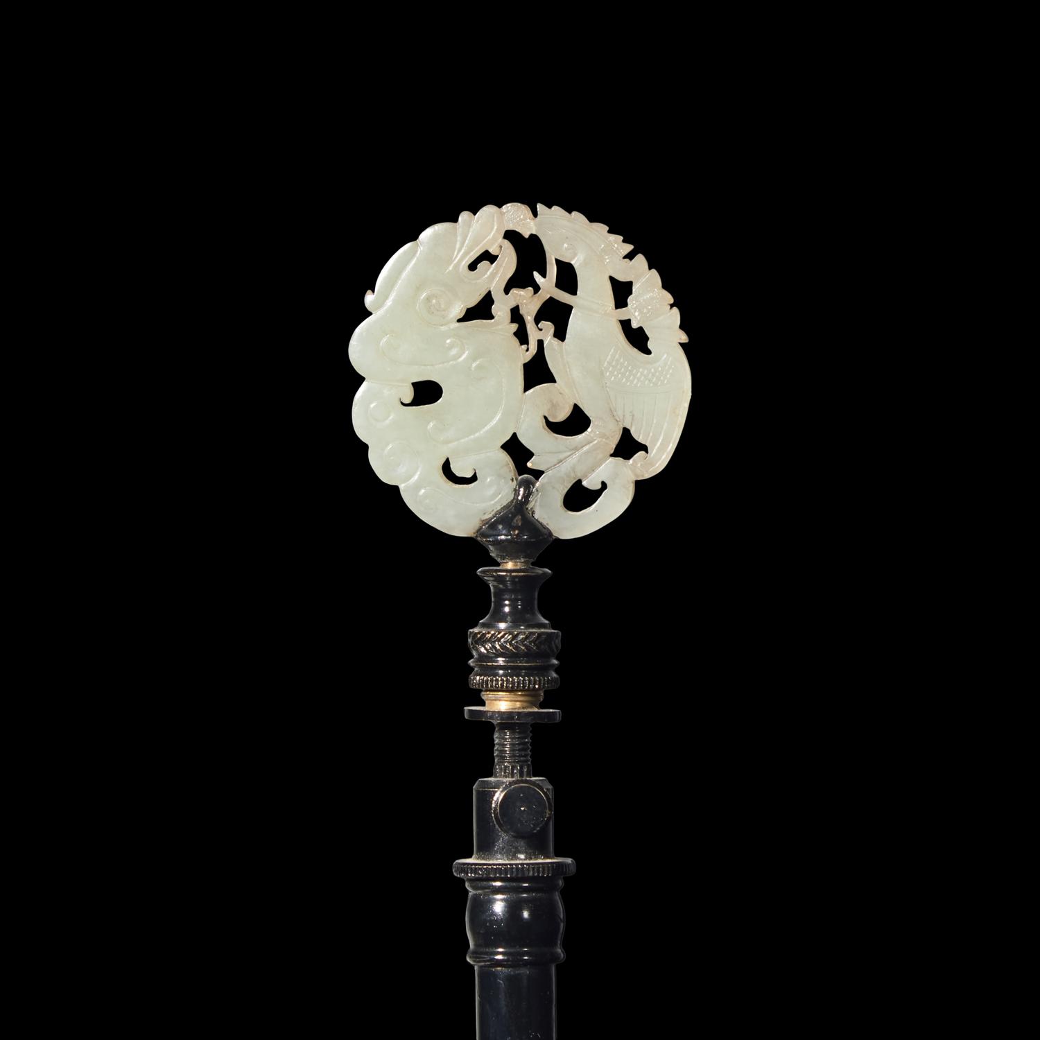 An Unusual Chinese Blue and White Porcelain Archaistic Vase 青花龍紋賞瓶