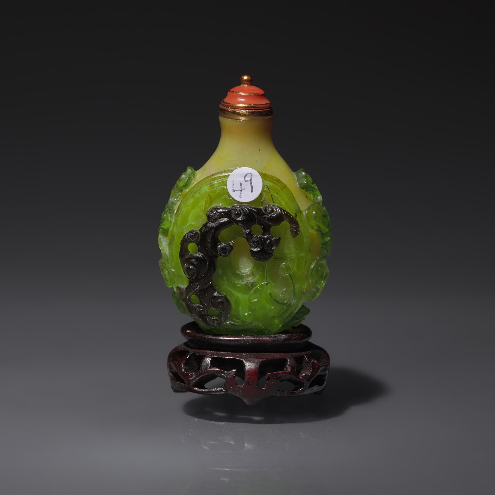 A Chinese Double-Overlay Glass Snuff Bottle, Qing Dynasty, Late 18th/Early 19th Century — 清中期 淡黃地套綠黑料螭龍紋鼻煙壺