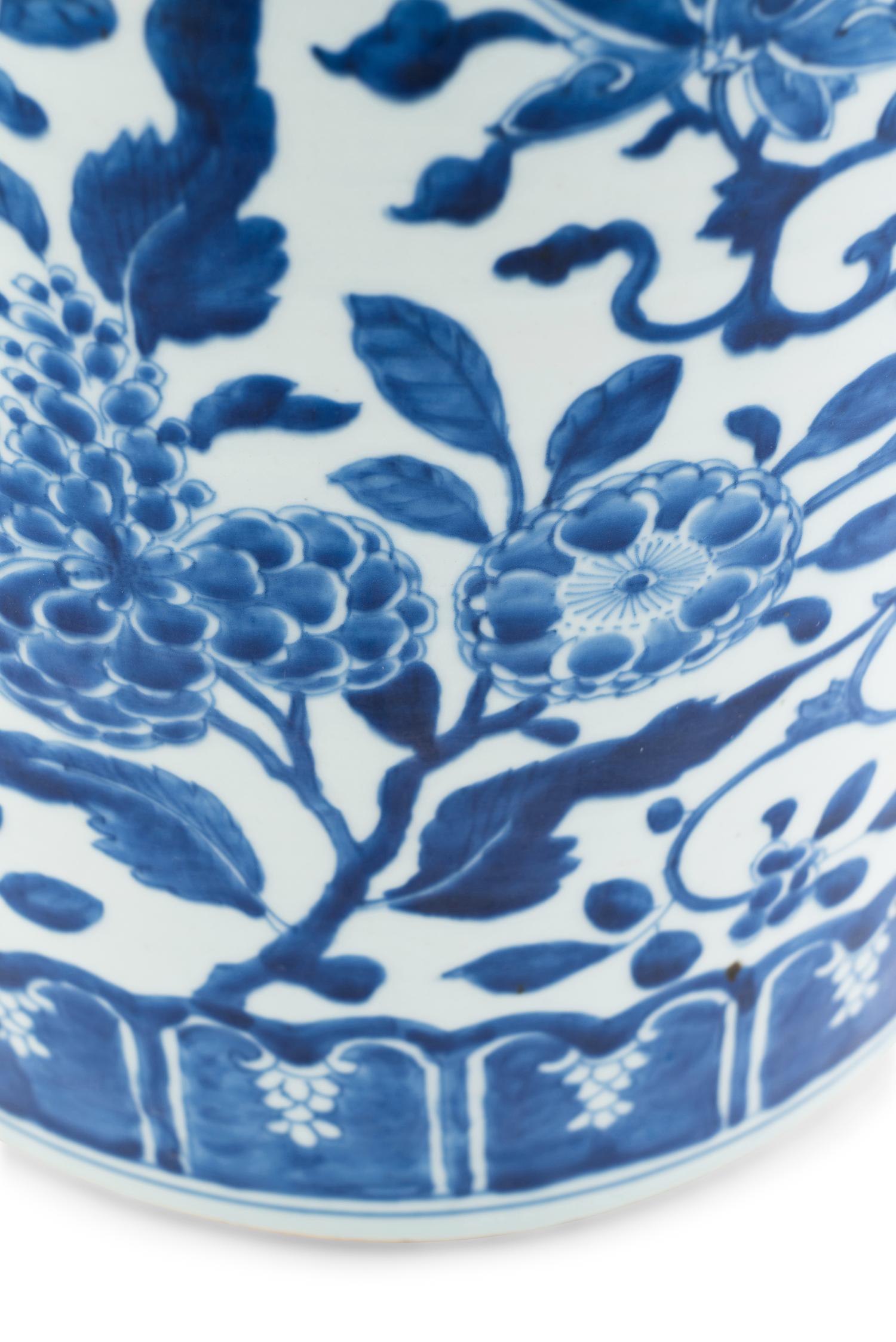 A Chinese Blue and White 'Floral' Porcelain Ice Bucket, Kangxi Period 清康熙 青花纏枝花卉紋冰桶