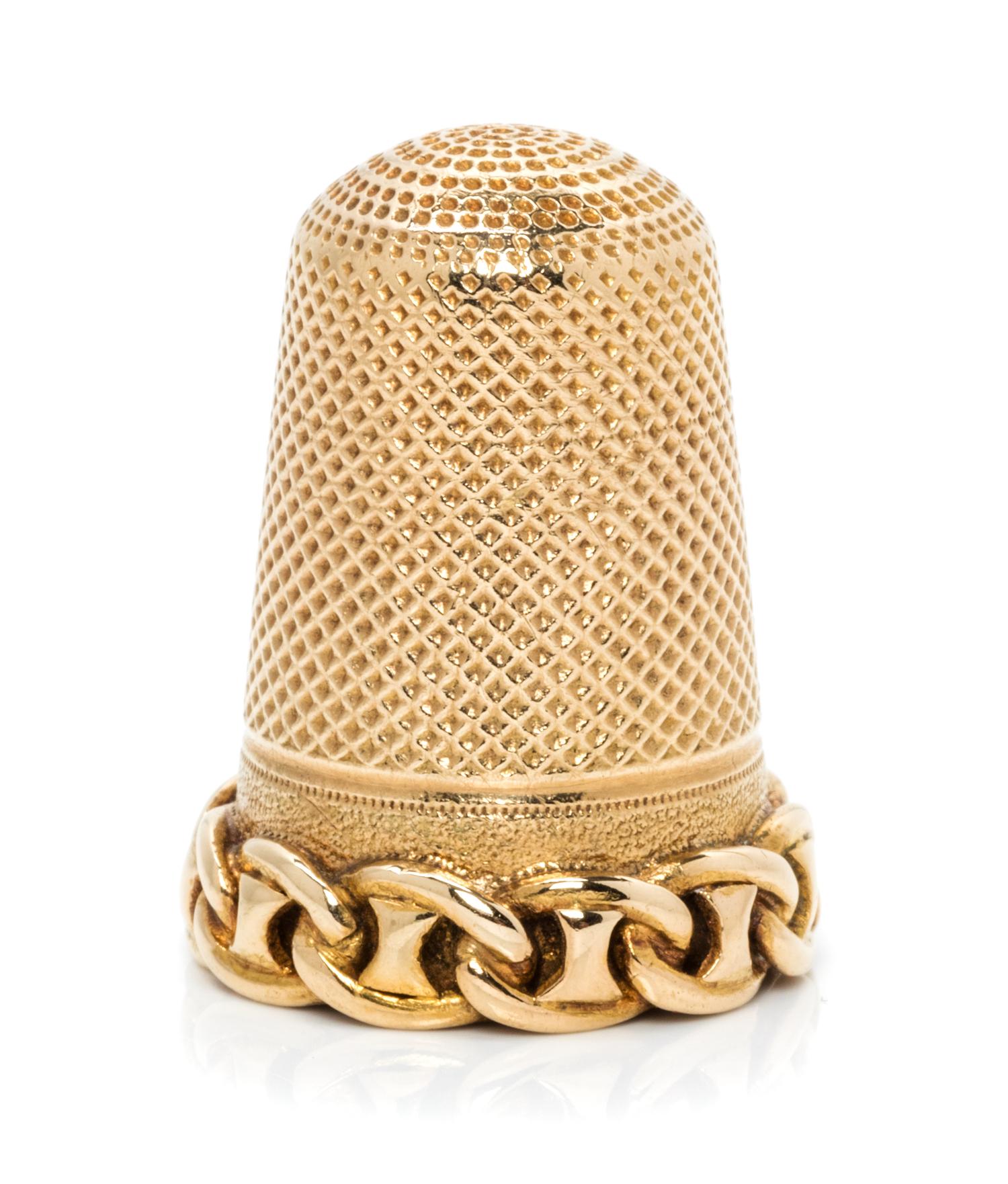A Continental Yellow Gold Thimble, , the knurled top and body above a band decorated with chain link motifs.