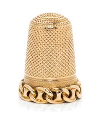 A Continental Yellow Gold Thimble, , the knurled top and body above a band decorated with chain link motifs.