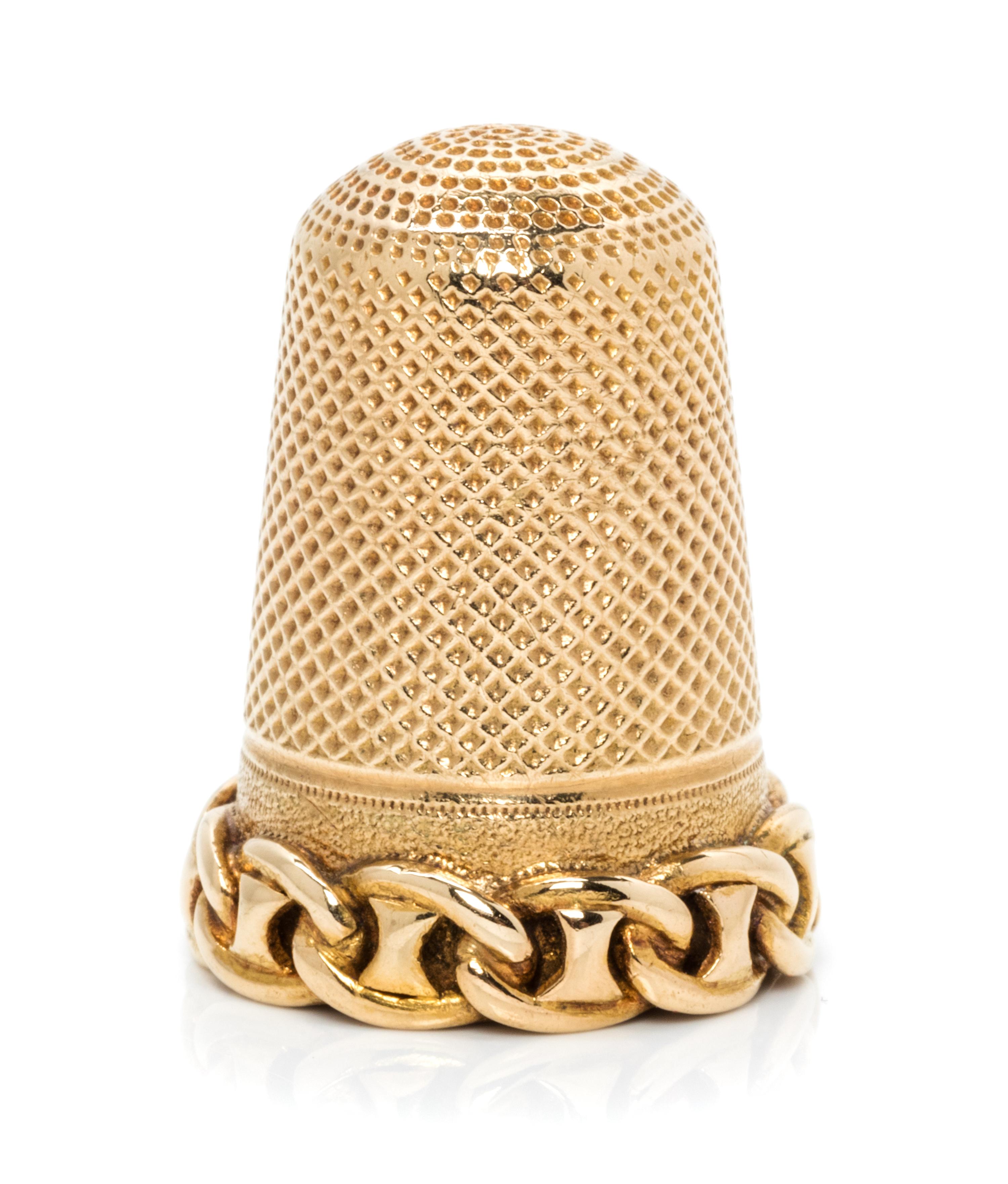 A Continental Yellow Gold Thimble, , the knurled top and body above a band decorated with chain link motifs.