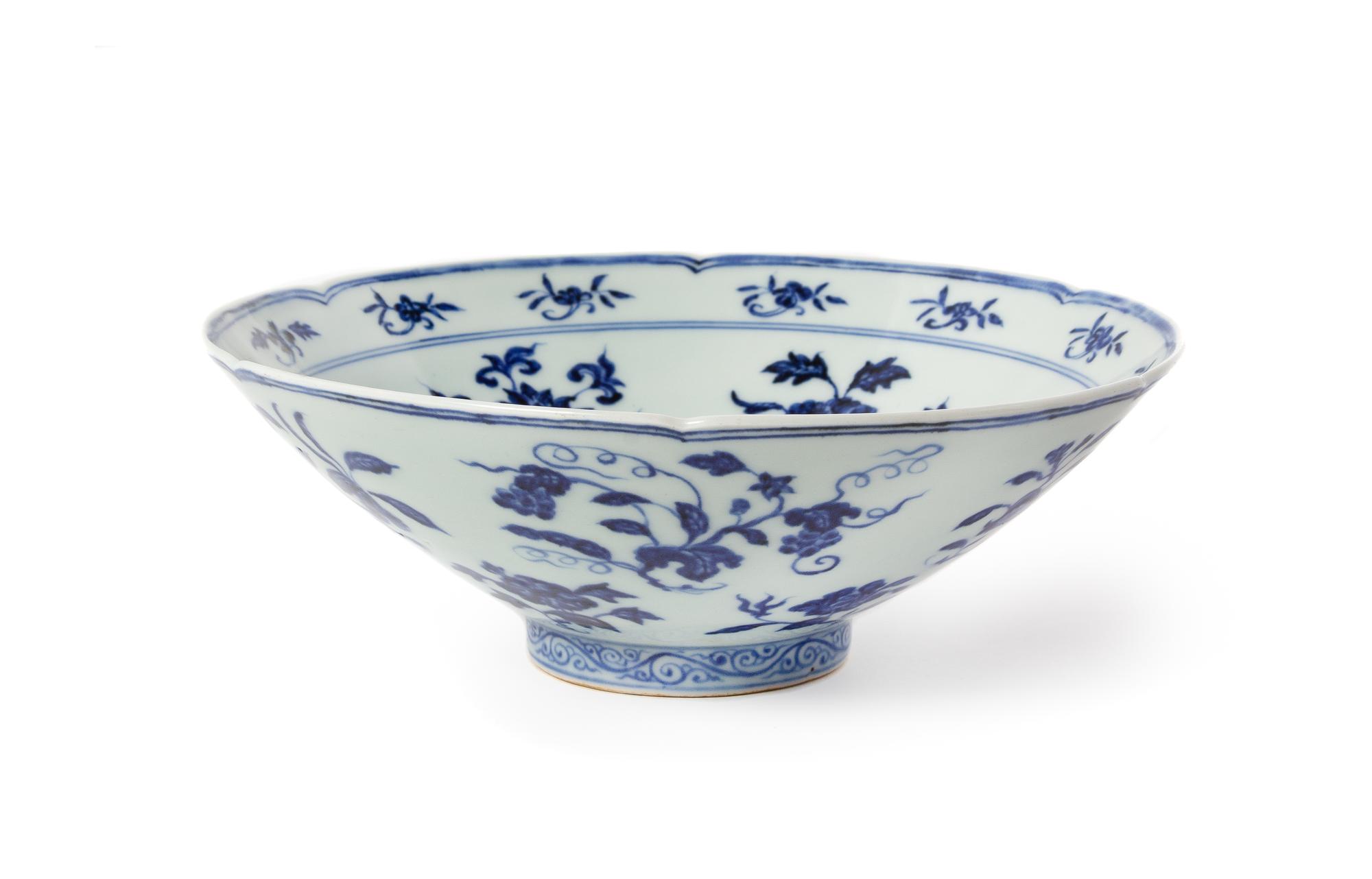 A Rare Blue and White Porcelain Hexafoil Bowl — XUANDE MARK AND PERIOD (1426-1435)