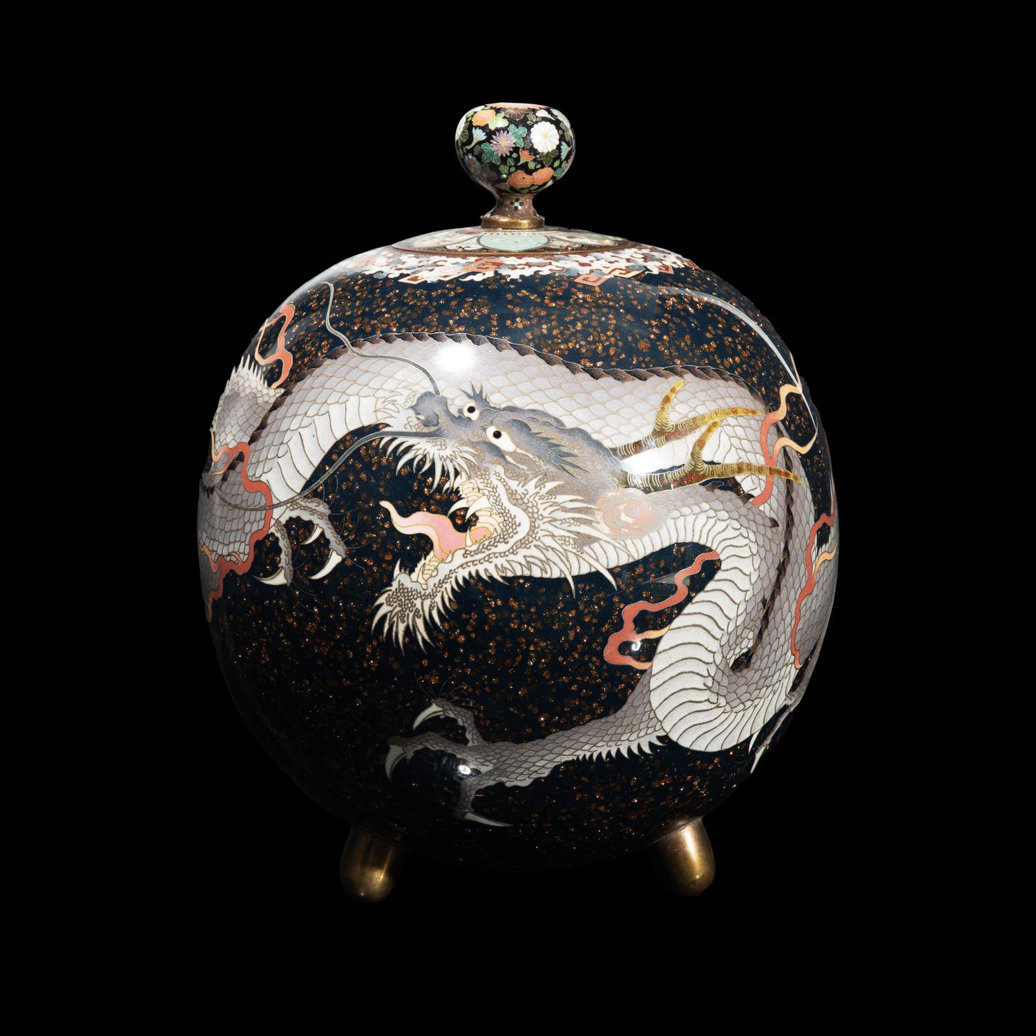 A Japanese Cloisonne Enamel Spherical Vase and Cover, Meiji Period 日本明治時代 七寶燒龍紋球形樽