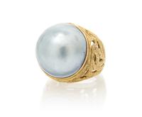 A Yellow Gold and Mabe Pearl Ring, 9.10 dwts.