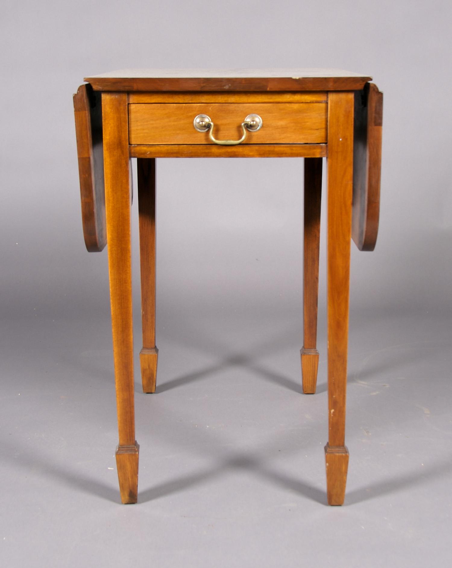 A Federal Pembroke Table, Height 27 1/8 x width 18 1/4 x depth 25 7/8 inches closed.