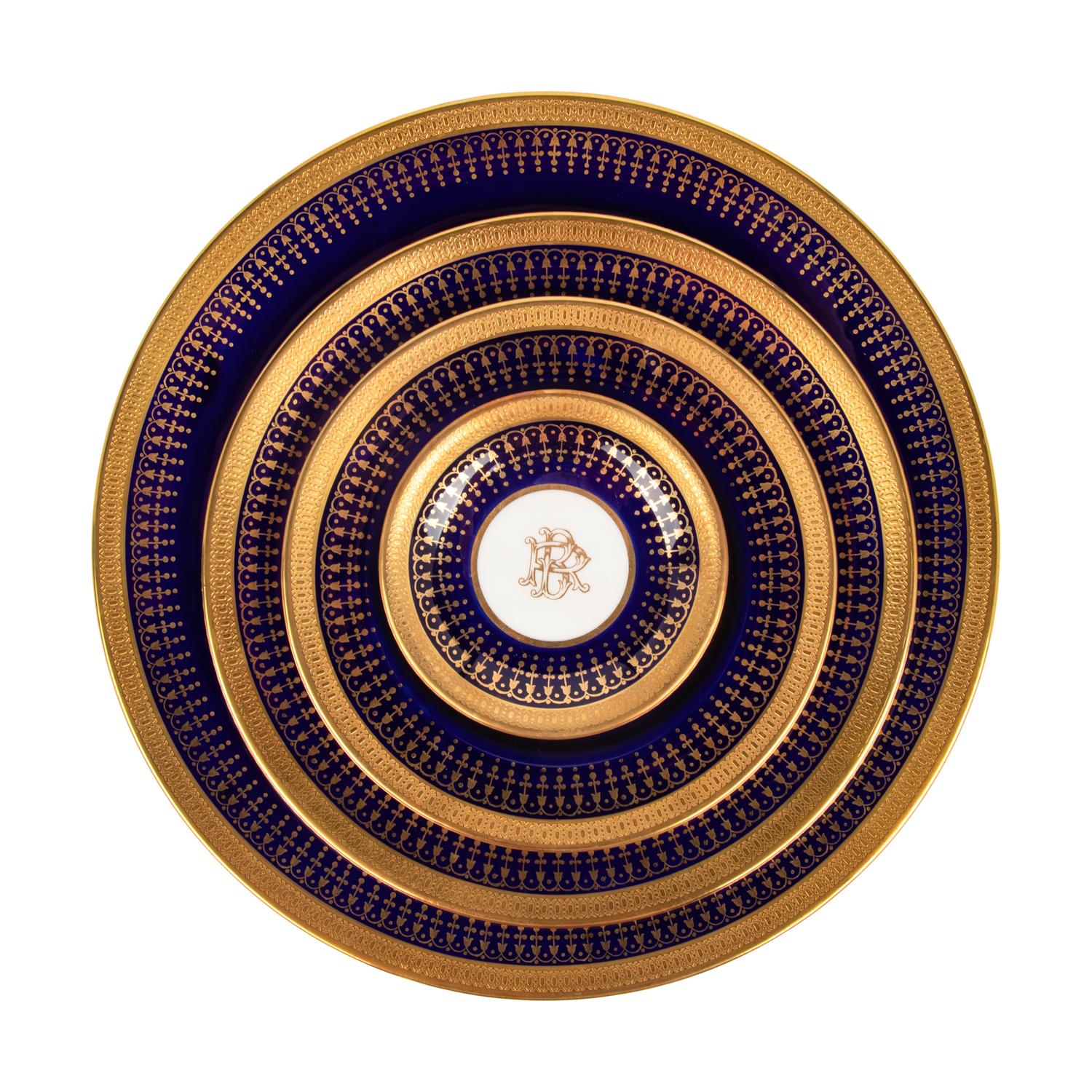 An Aynsley Porcelain Dinner Service