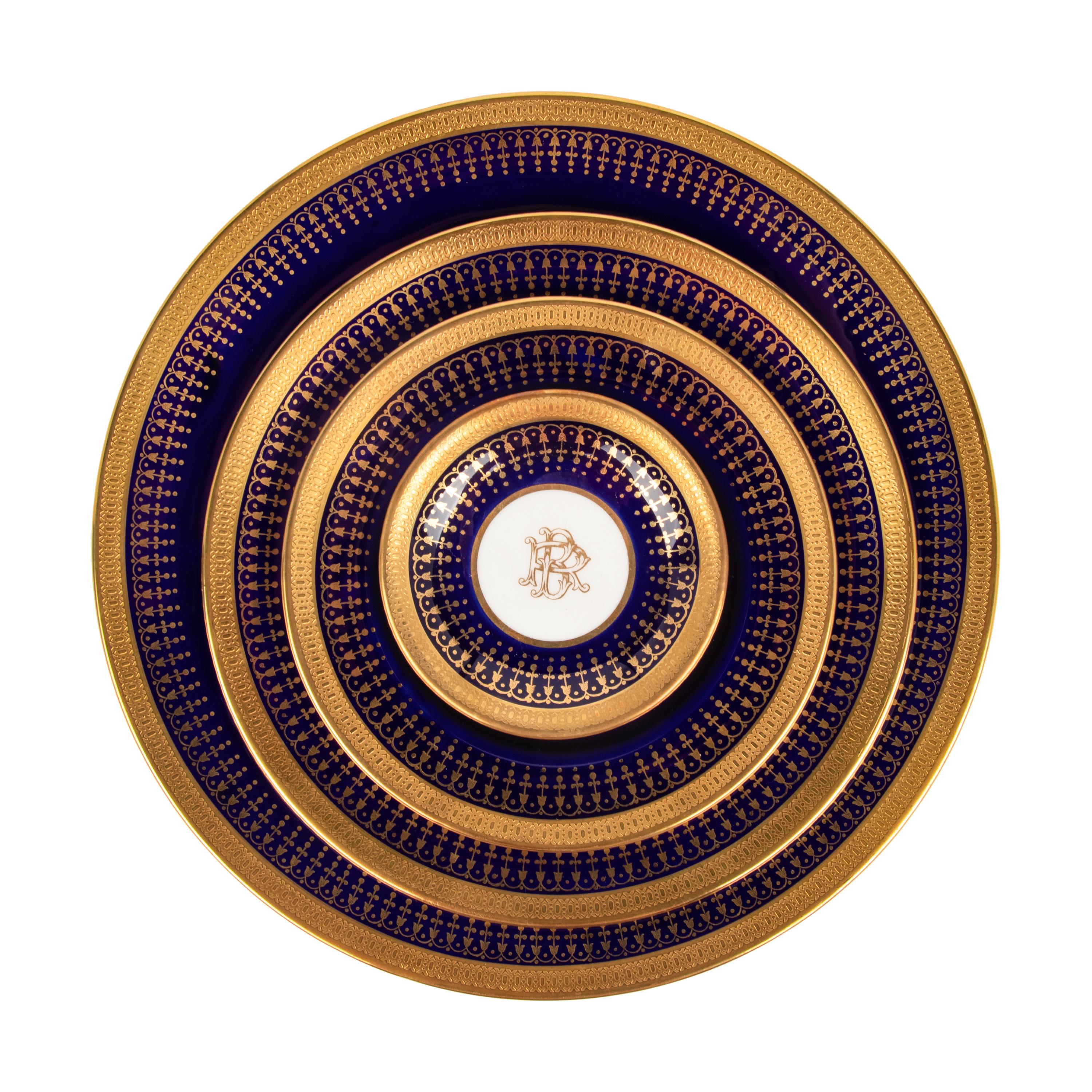 An Aynsley Porcelain Dinner Service
