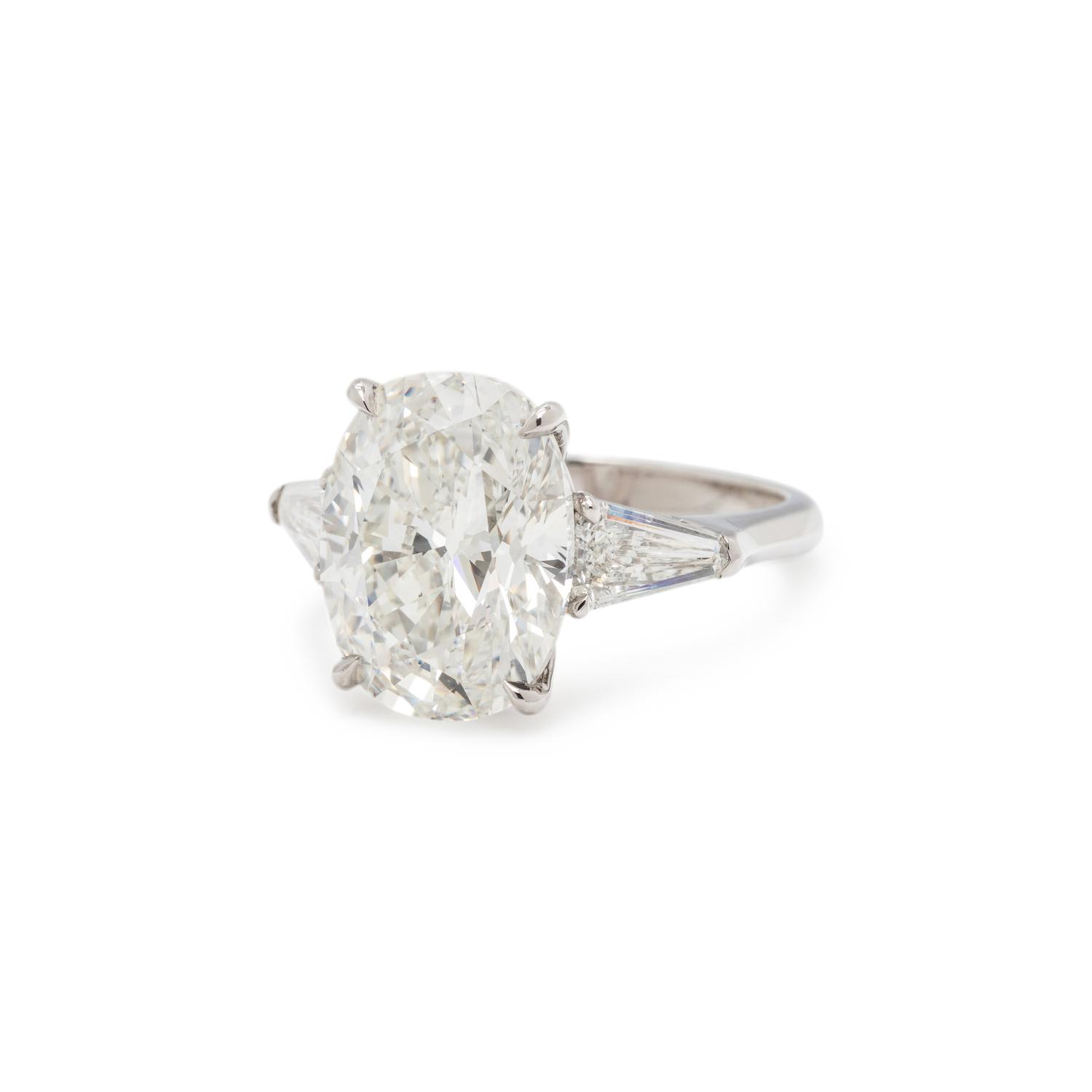 A SUPERB DIAMOND RING
