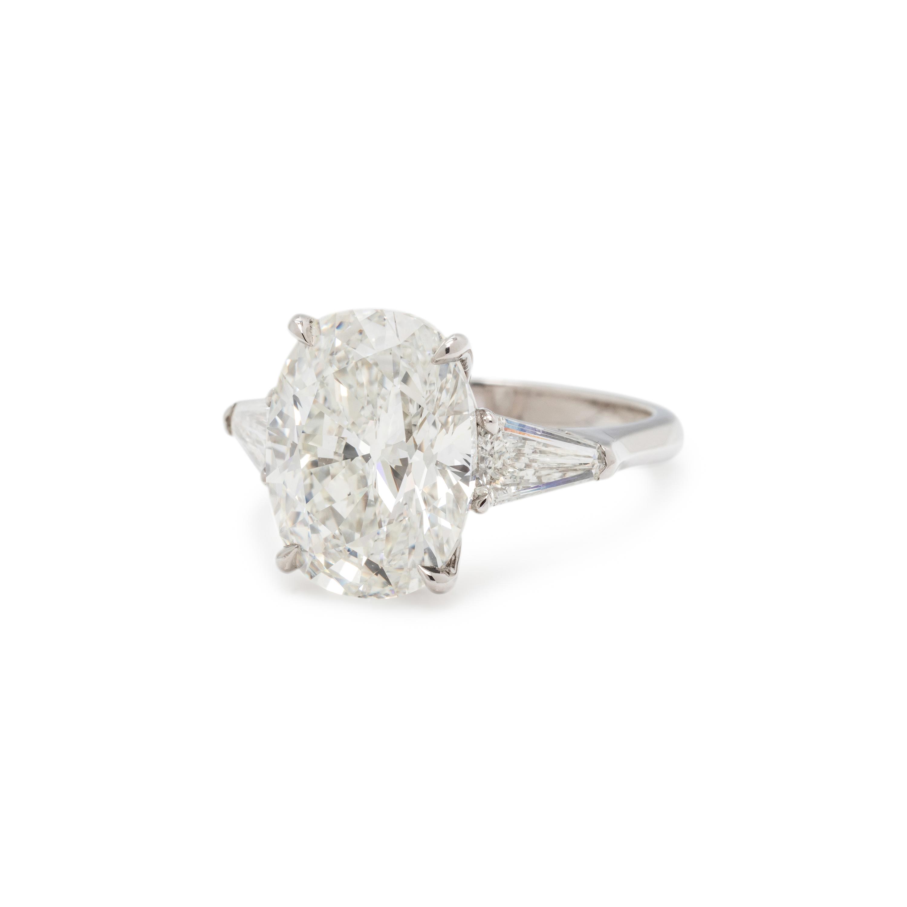 A SUPERB DIAMOND RING