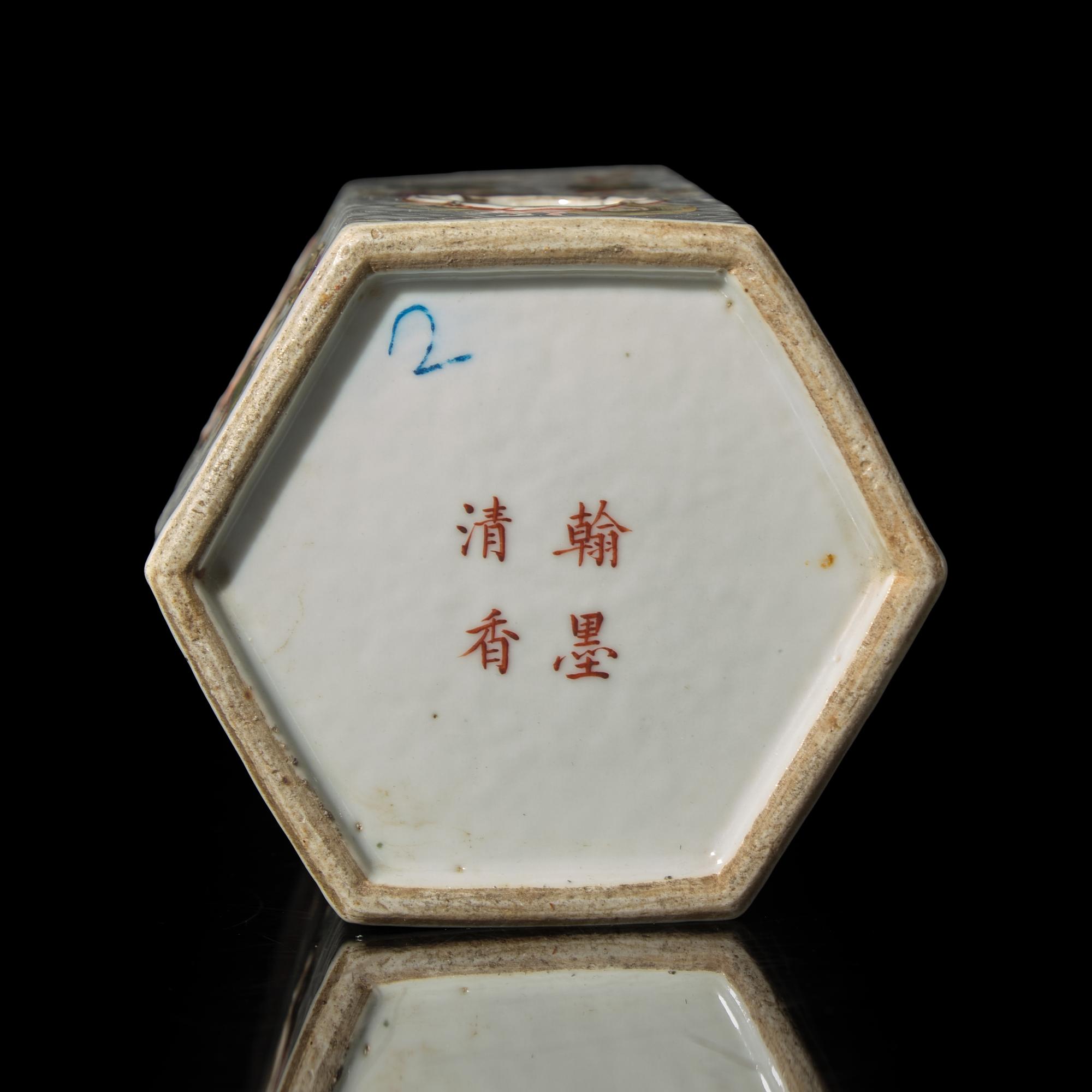 A Chinese Famille Rose Hat Stand, Mid 19th Century — 清晚期 粉彩人物圖帽筒
