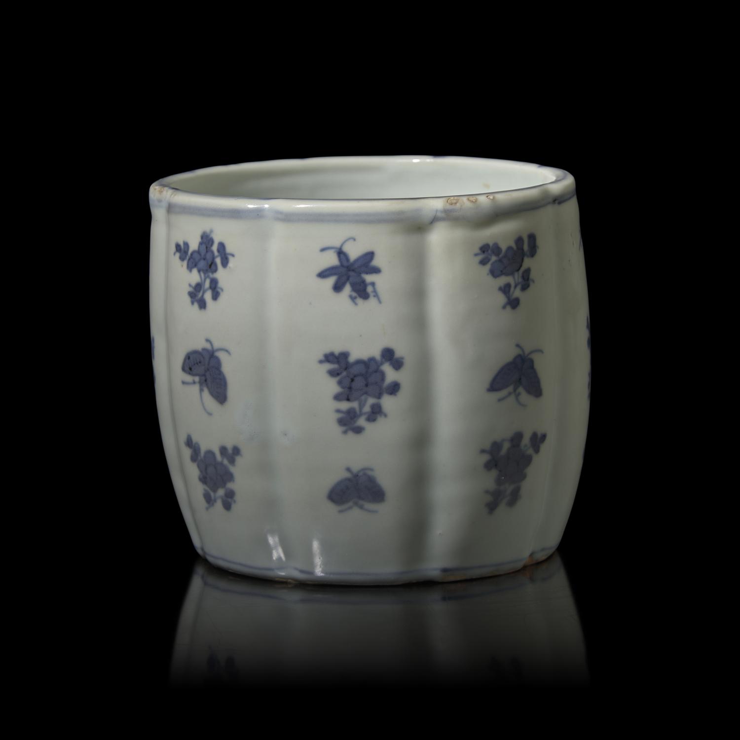 A Chinese Blue and White 'Kosometsuke' Floral Vessel for the Japanese Market, 17th Century 十七世紀 古染付青花草蟲紋罐