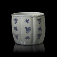 A Chinese Blue and White 'Kosometsuke' Floral Vessel for the Japanese Market, 17th Century 十七世紀 古染付青花草蟲紋罐