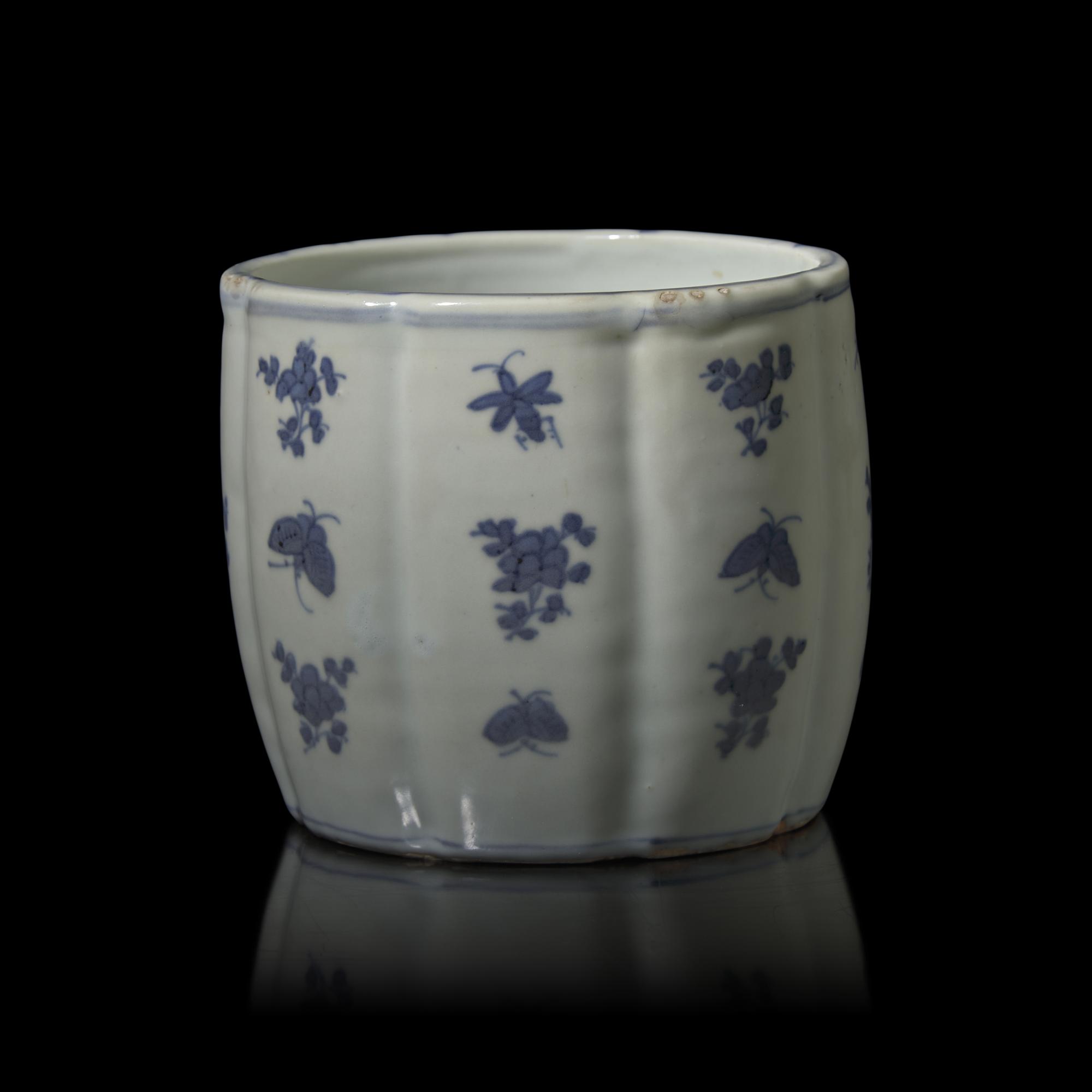 A Chinese Blue and White 'Kosometsuke' Floral Vessel for the Japanese Market, 17th Century 十七世紀 古染付青花草蟲紋罐
