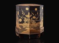 A finely-decorated Japanese lacquer shell game box and stand, Kaioke, Edo period, 18th/19th century 日本漆器盒子及架子 江戶 十八或十九世紀