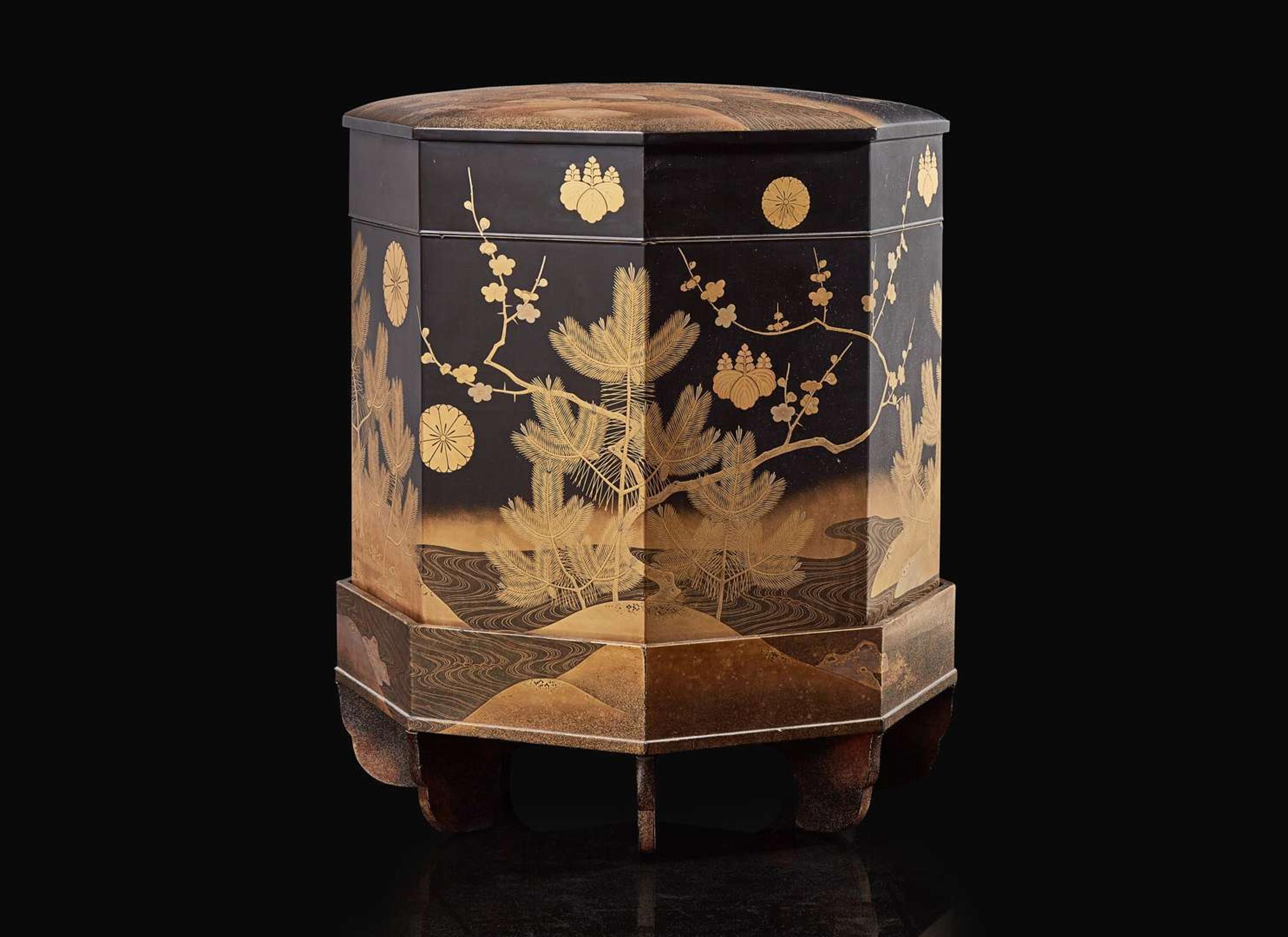 A finely-decorated Japanese lacquer shell game box and stand, Kaioke, Edo period, 18th/19th century 日本漆器盒子及架子 江戶 十八或十九世紀