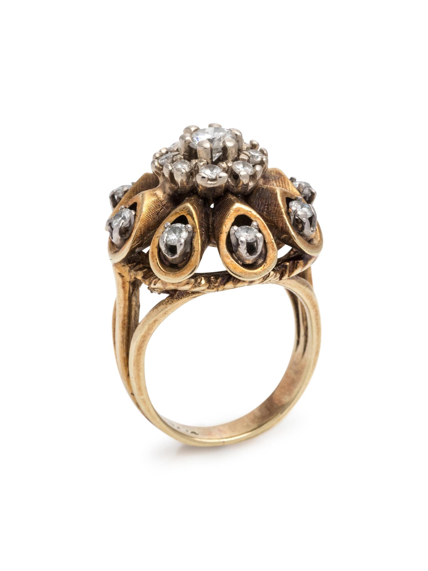YELLOW GOLD AND DIAMOND RING