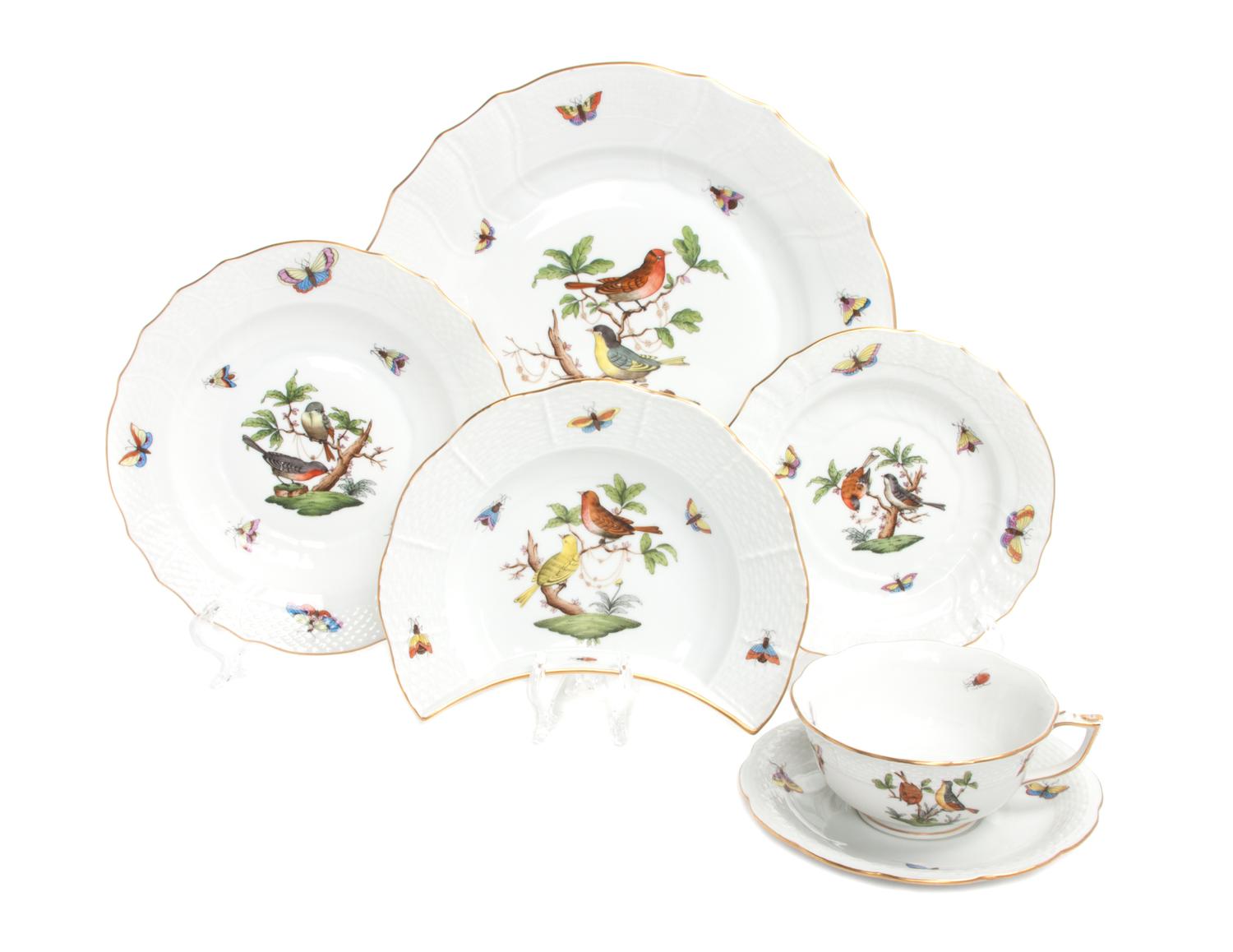 A Herend Porcelain Dinner Service for Twelve Diameter of first 10 1/4 inches.