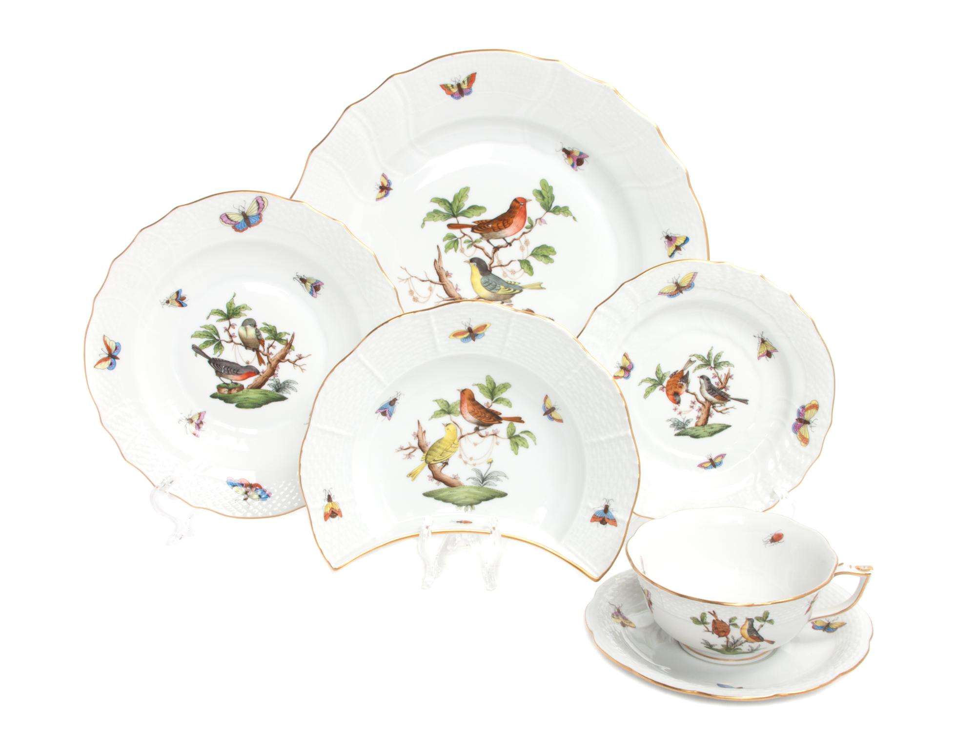 A Herend Porcelain Dinner Service for Twelve Diameter of first 10 1/4 inches.