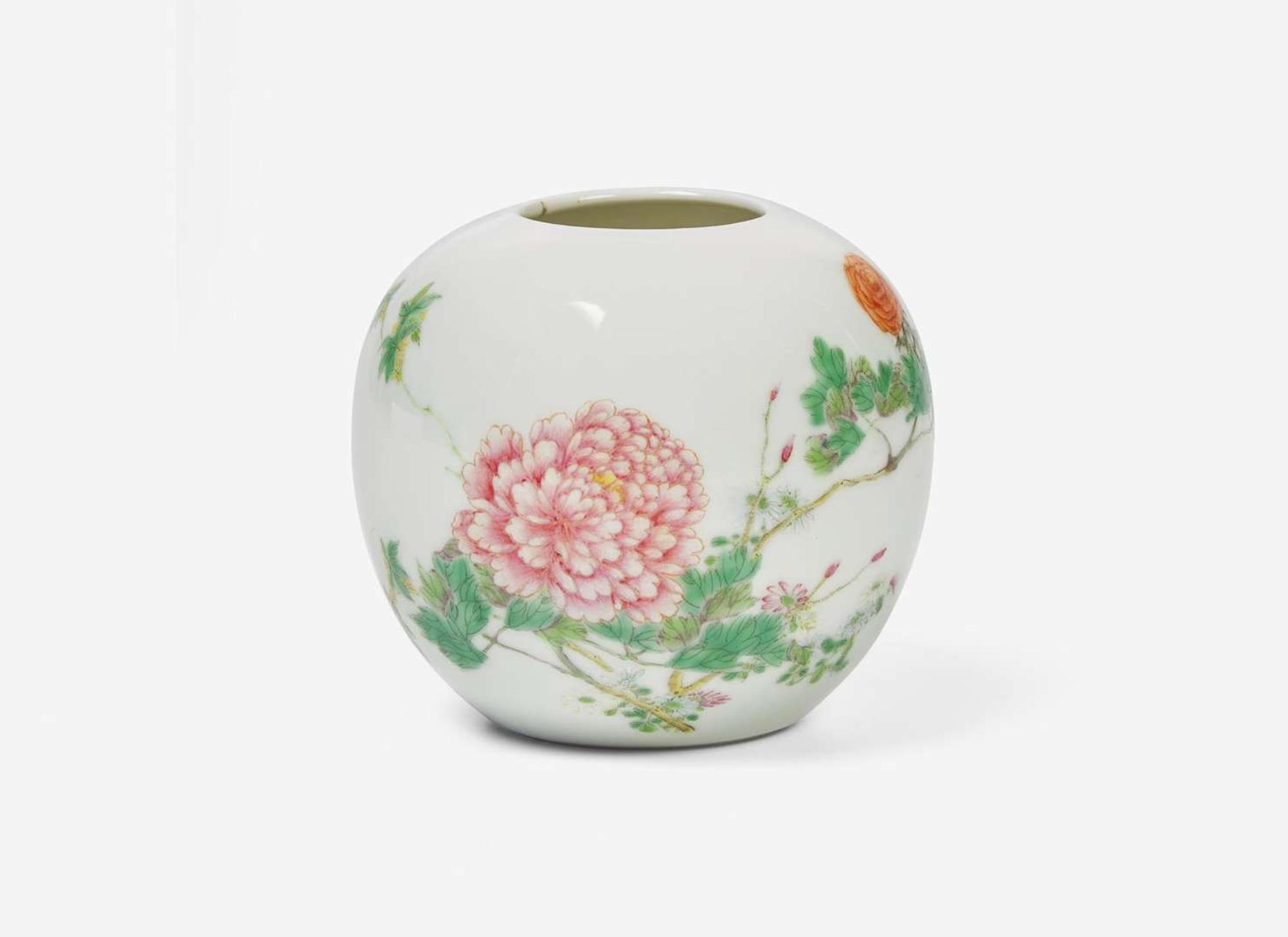 A Chinese famille rose spherical cabinet vase, apocryphal Shende Tang mark, probably Republic period 粉彩蘋果尊 慎德堂款 或民國