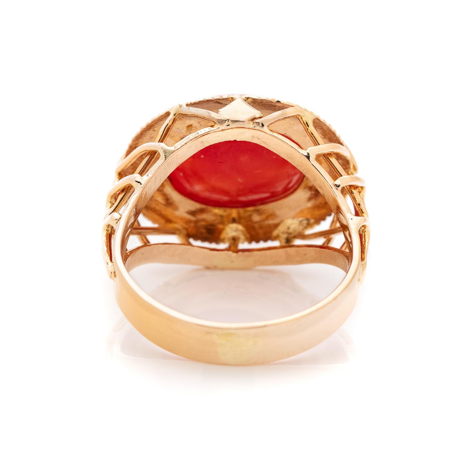 YELLOW GOLD AND CORAL RING
