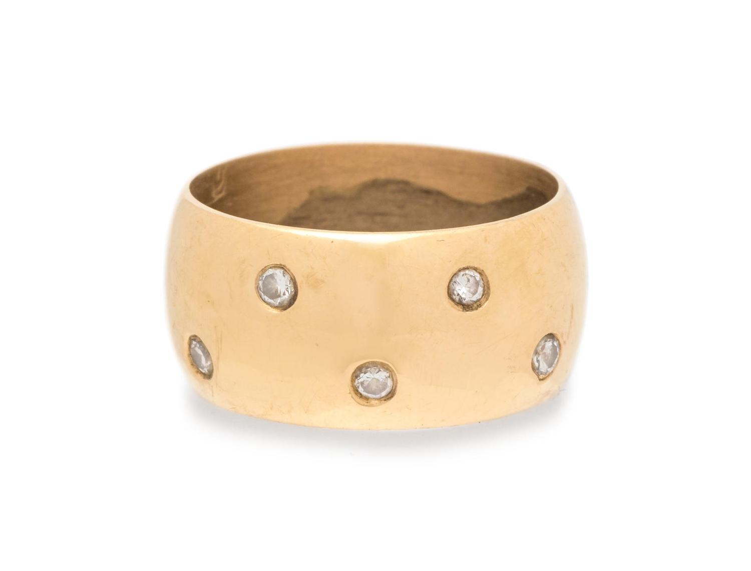YELLOW GOLD AND DIAMOND RING