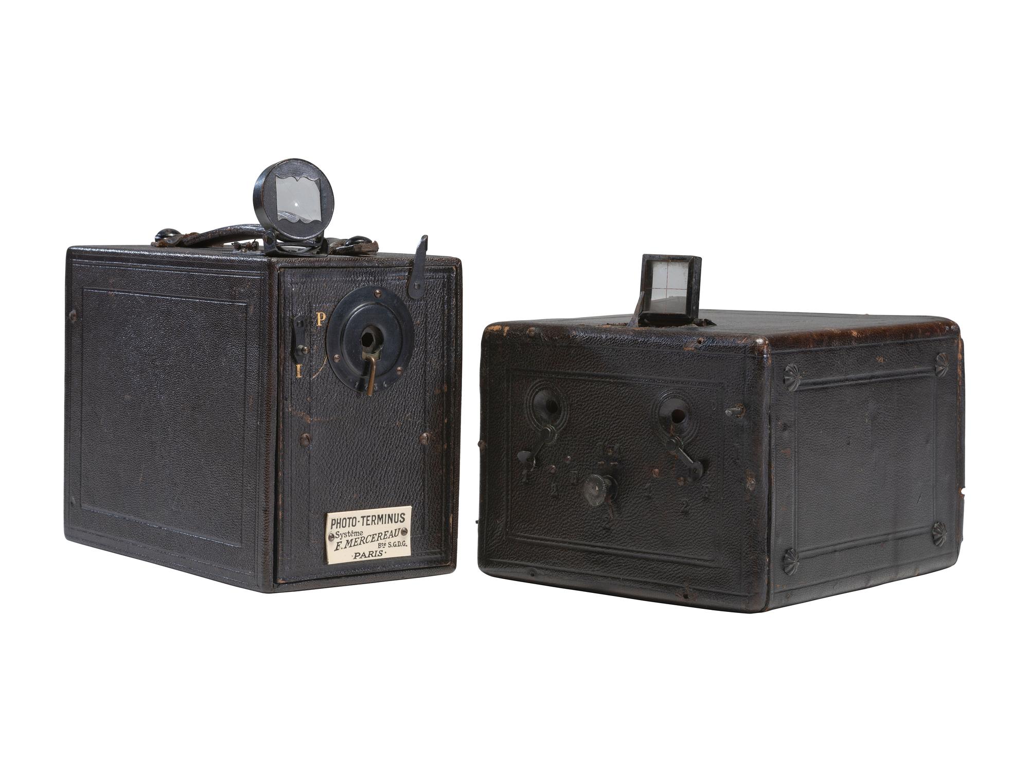 [CAMERAS]. Two French cameras, incl. stereo box example.