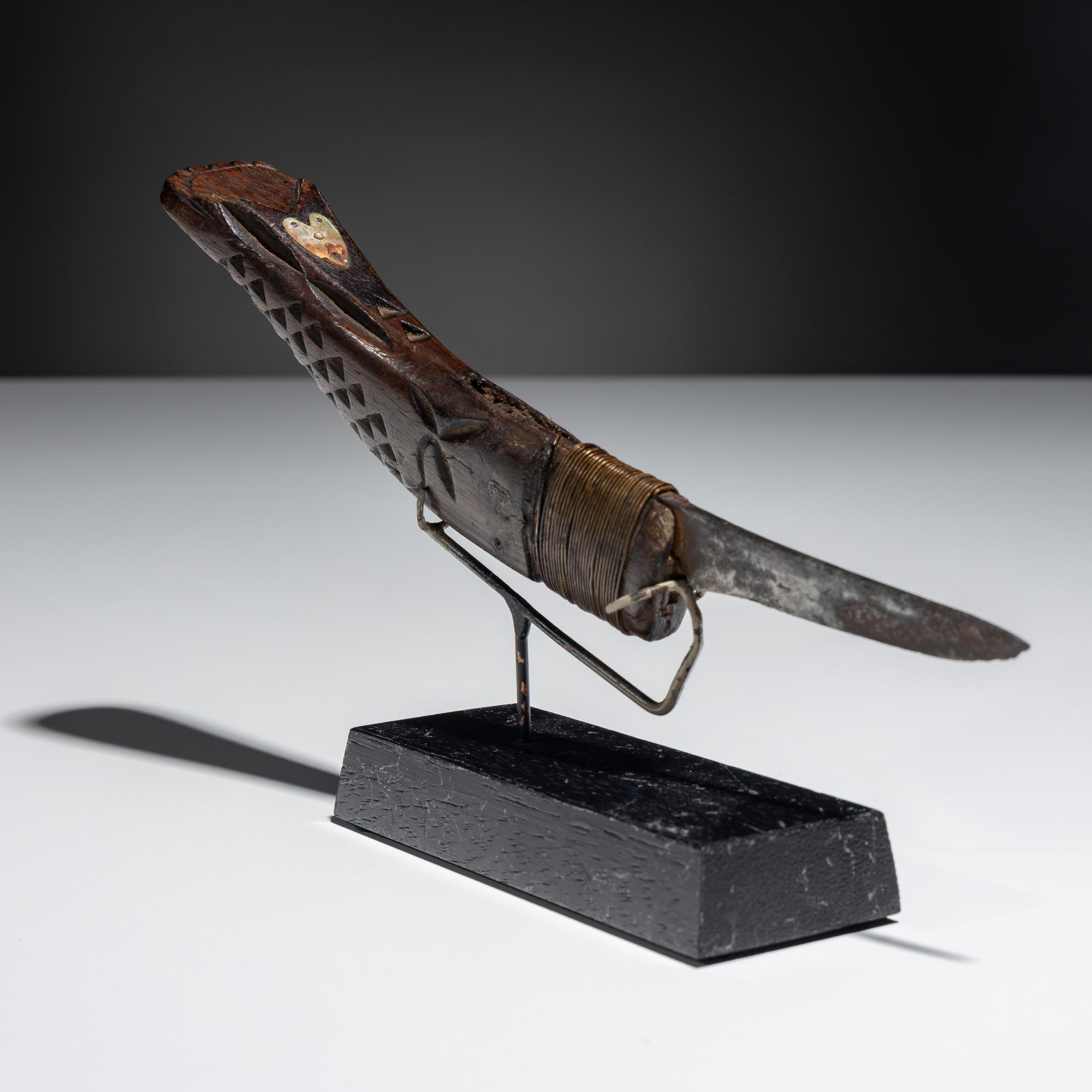 Maliseet / Mi'kmaq Crooked Knife, with Mother-of-Pearl Inlay