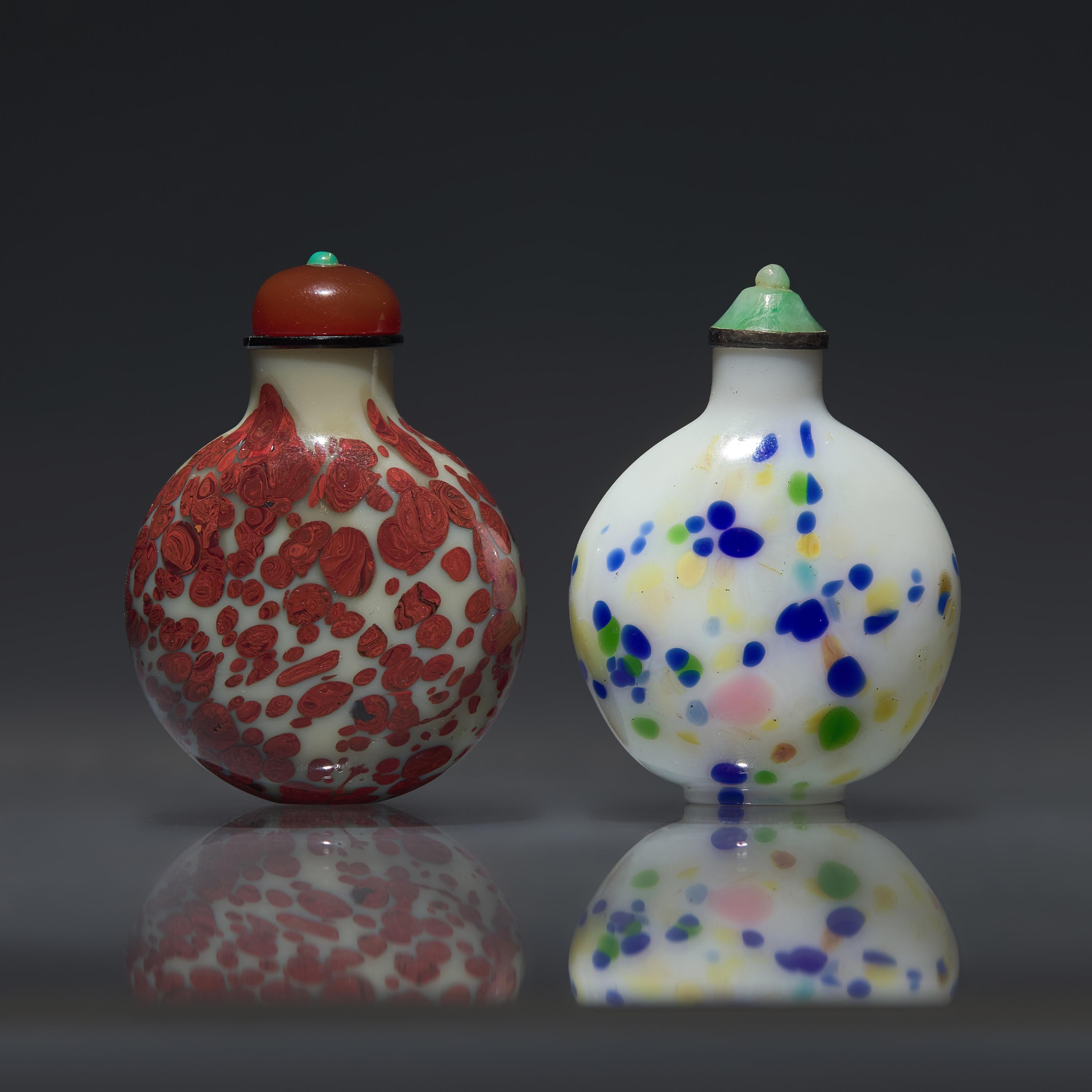 Two Chinese Splashed Glass Snuff Bottles, Qing Dynasty, Circa 1750-1820 — 1750-1820年 攪料鼻煙壺兩支