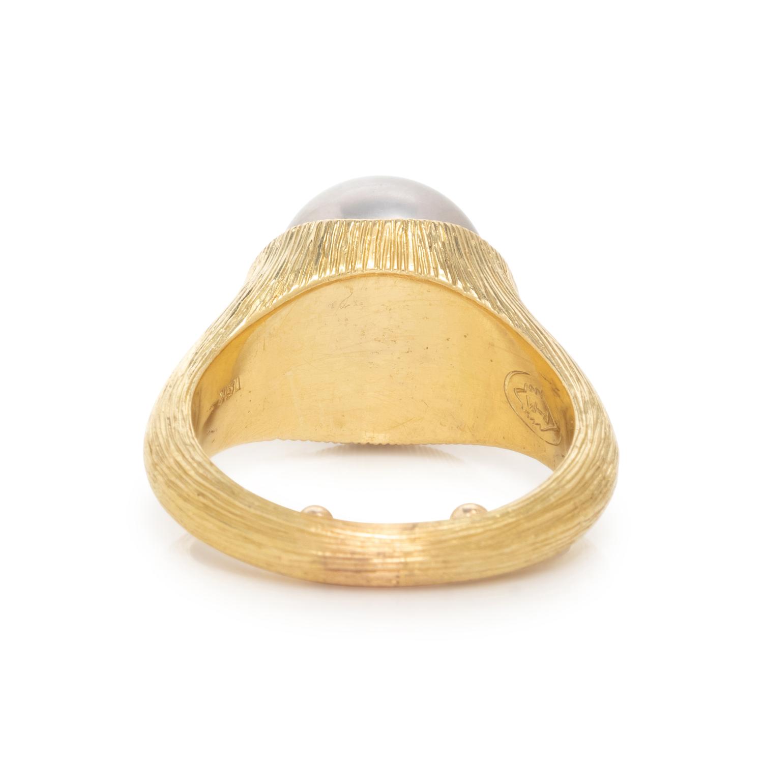 POTTER AND MELLEN, YELLOW GOLD AND CULTURED GREY PEARL RING