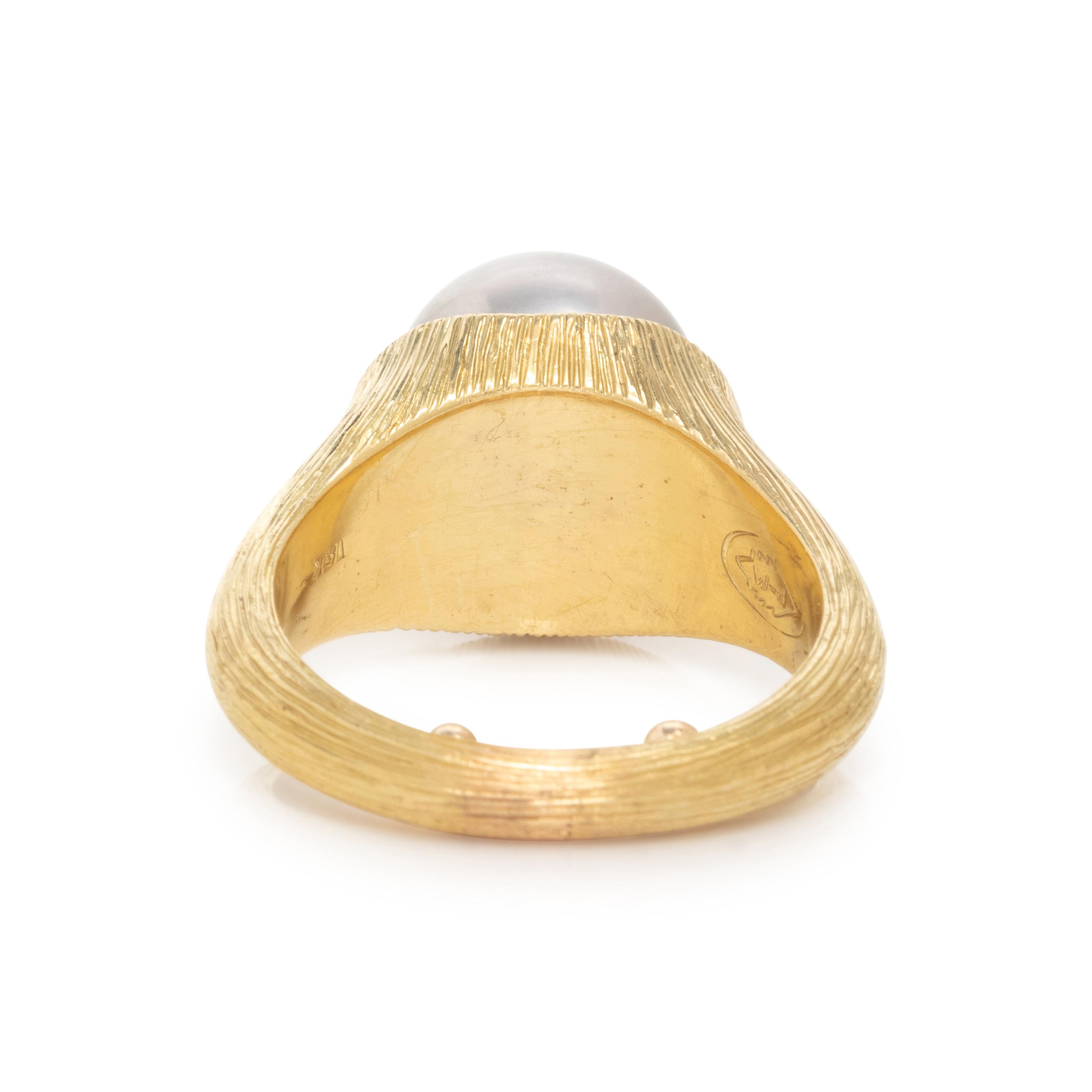 POTTER AND MELLEN, YELLOW GOLD AND CULTURED GREY PEARL RING