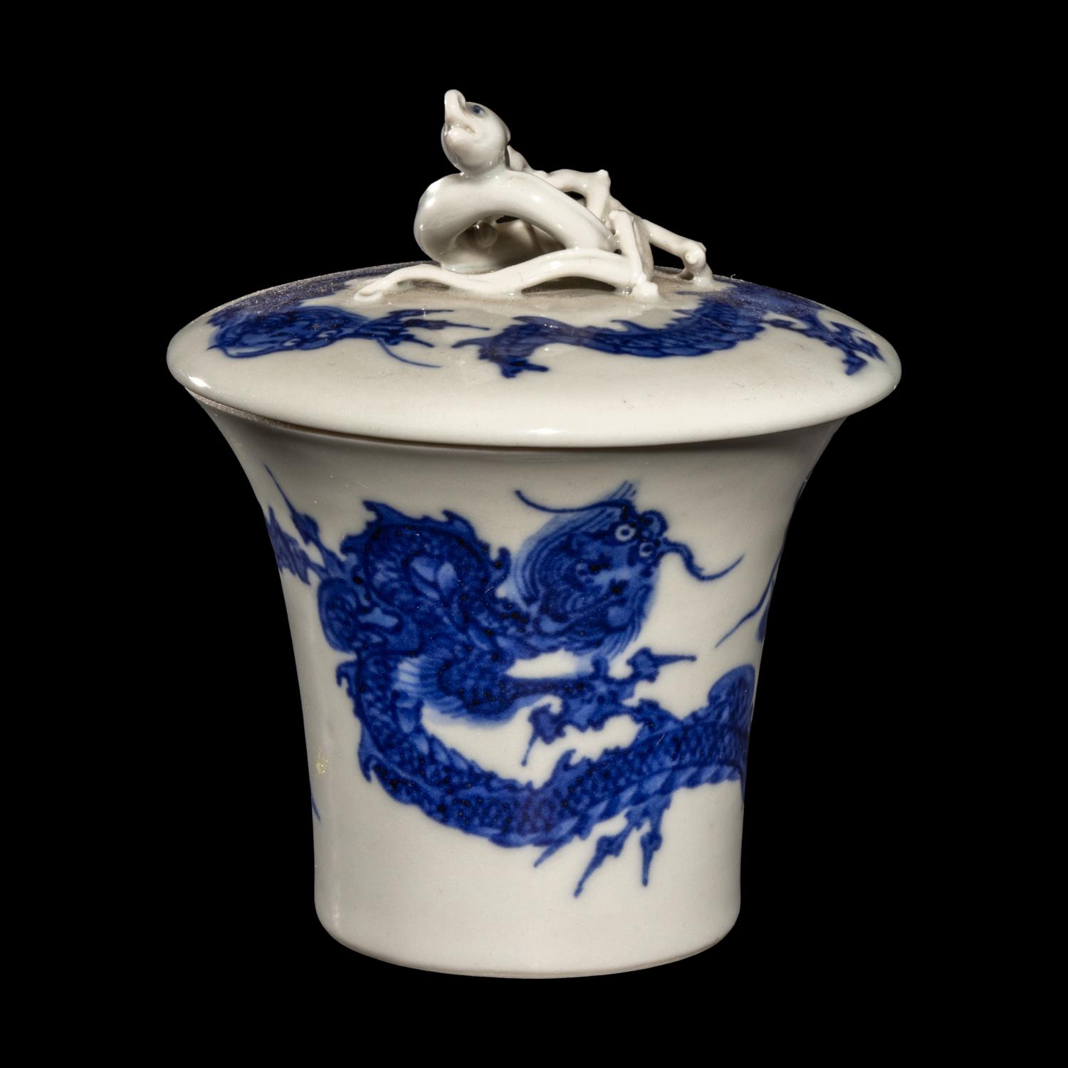 A Japanese Blue and White 'Dragon' Trumpet Cup and Cover by Makuzu Kozan (1842-1916) 宮川香山製青花敞口蓋杯