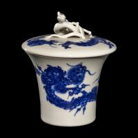 A Japanese Blue and White 'Dragon' Trumpet Cup and Cover by Makuzu Kozan (1842-1916) 宮川香山製青花敞口蓋杯