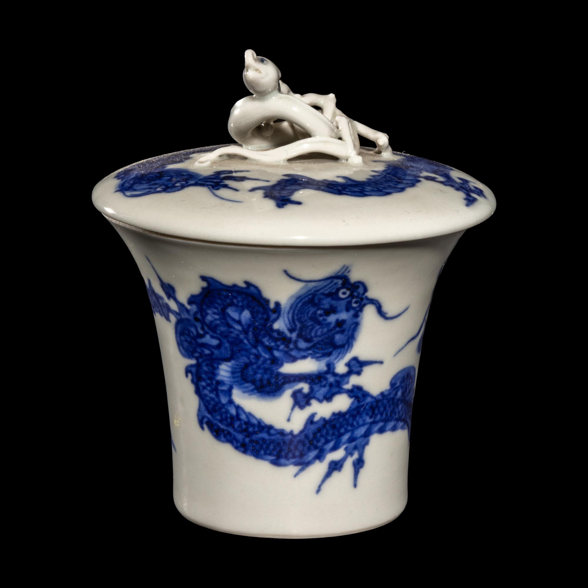 A Japanese Blue and White 'Dragon' Trumpet Cup and Cover by Makuzu Kozan (1842-1916) 宮川香山製青花敞口蓋杯
