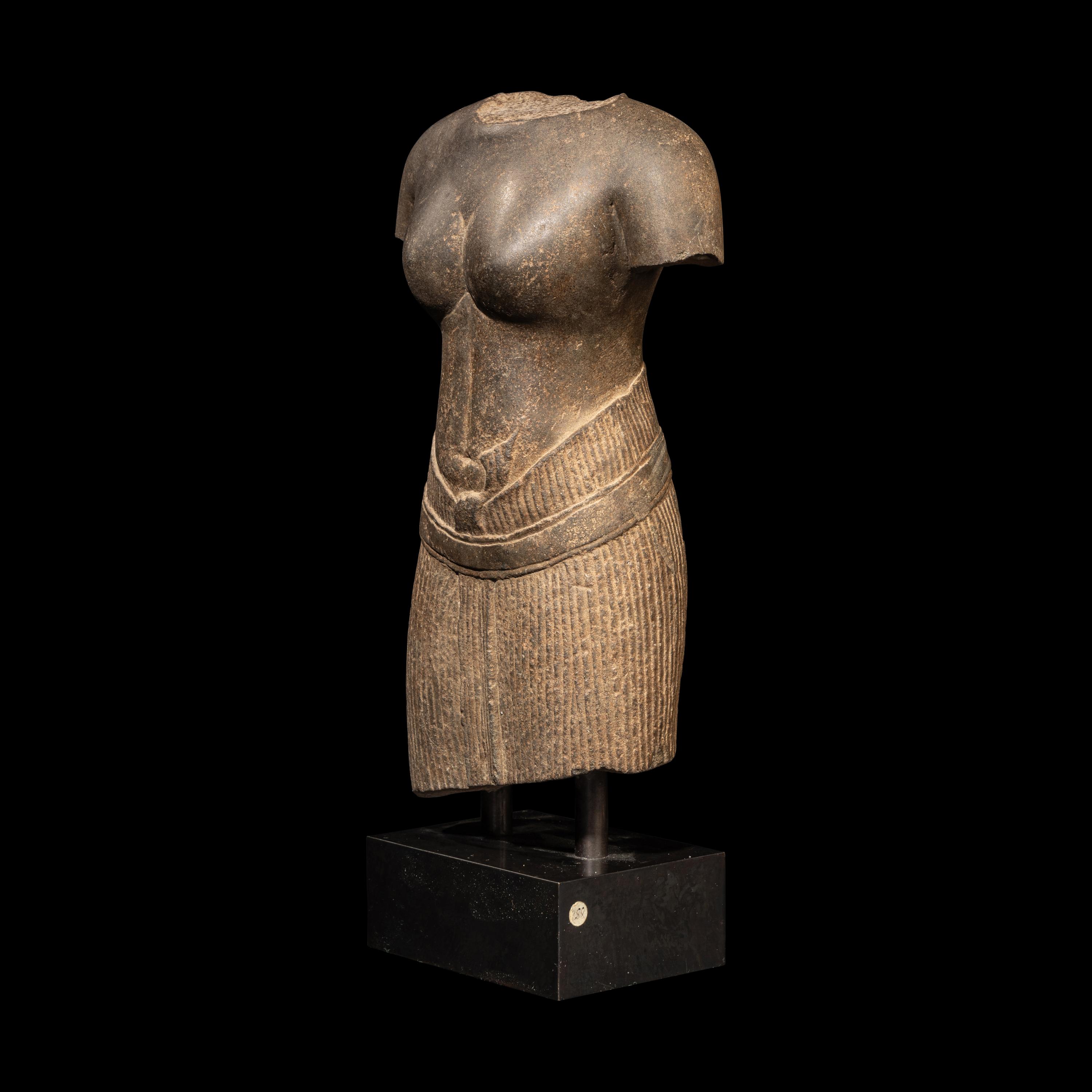 A Khmer Grey Sandstone Torso of Uma, Baphuon Period, 11th Century 十一世紀 吳哥窟 巴普昂寺灰砂岩女神像