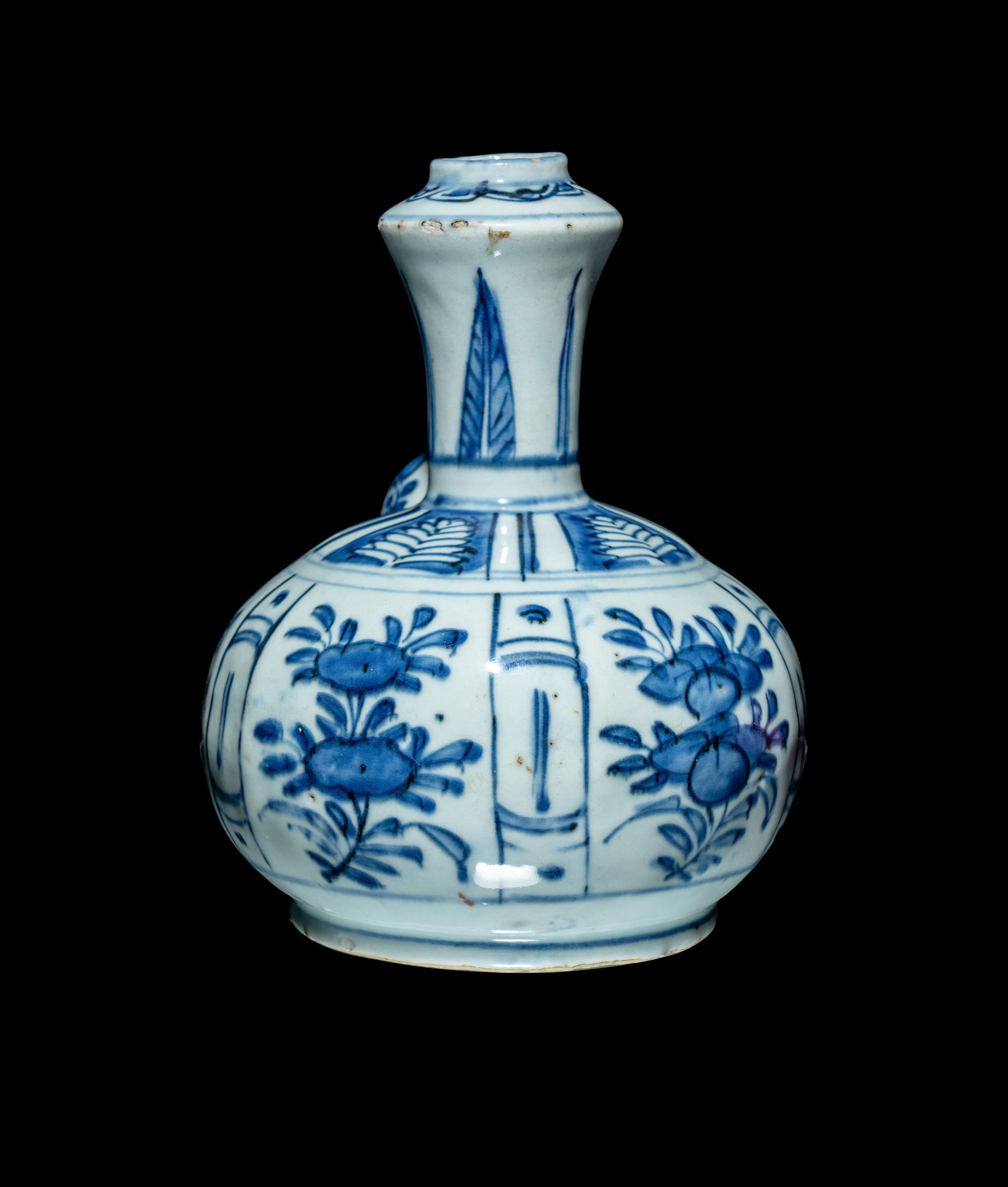 A Chinese Export Blue and White Porcelain Kendi, Wanli Period 明萬曆 青花軍持