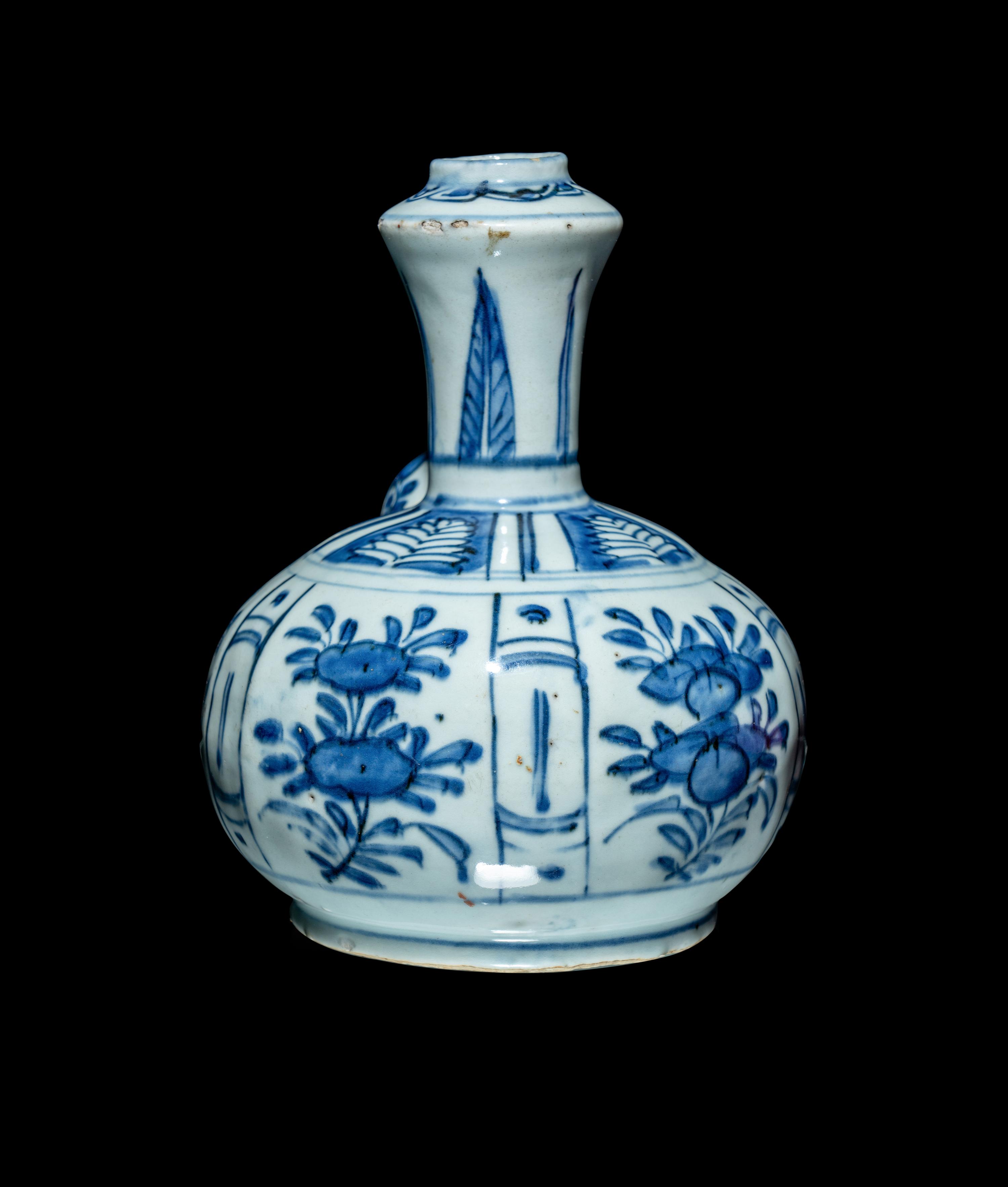A Chinese Export Blue and White Porcelain Kendi, Wanli Period 明萬曆 青花軍持