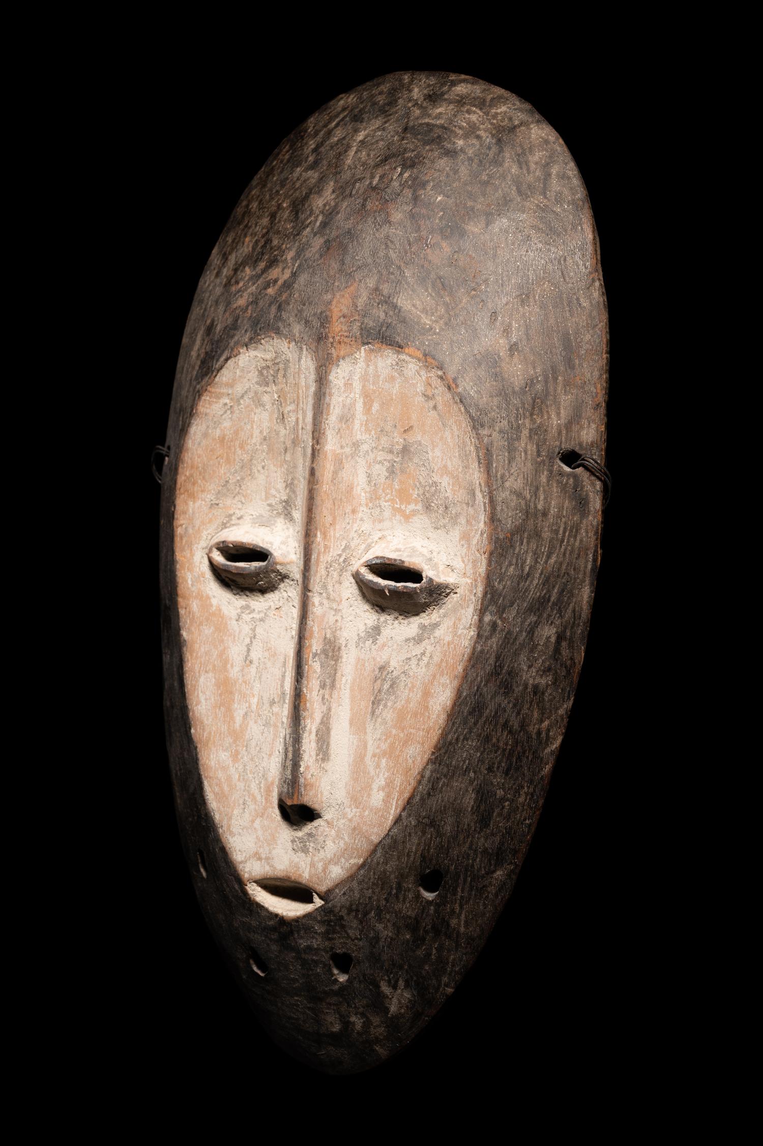 A Lega Wood Mask