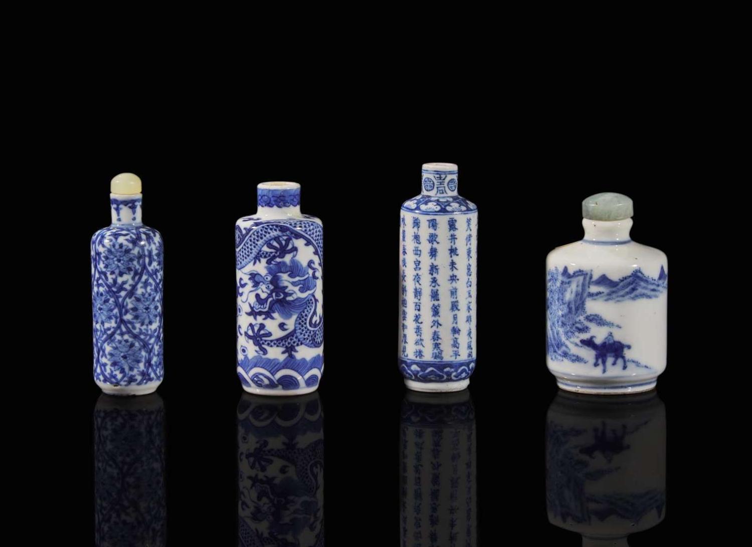 A group of four Chinese blue and white porcelain snuff bottles 青花瓷鼻煙壺一組四件
