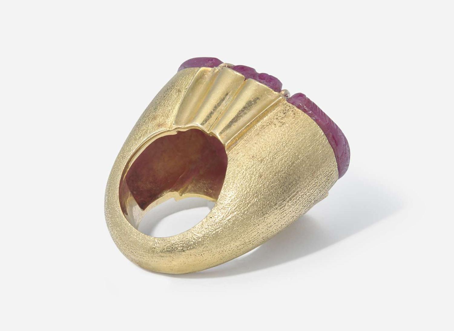 An 18K Yellow Gold and Carved Ruby Ring