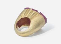 An 18K Yellow Gold and Carved Ruby Ring