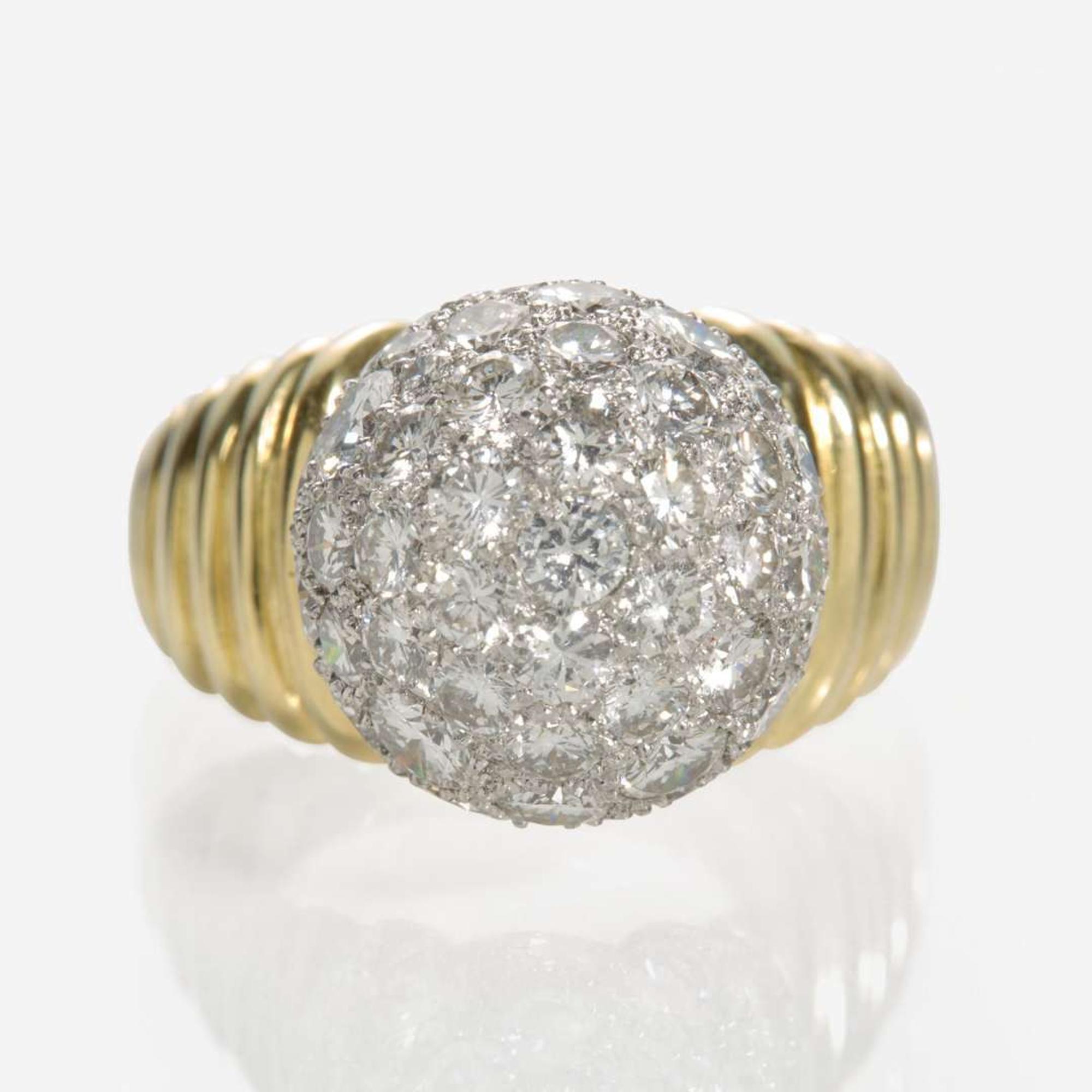An 18K Yellow Gold and Pavé Diamond Ring