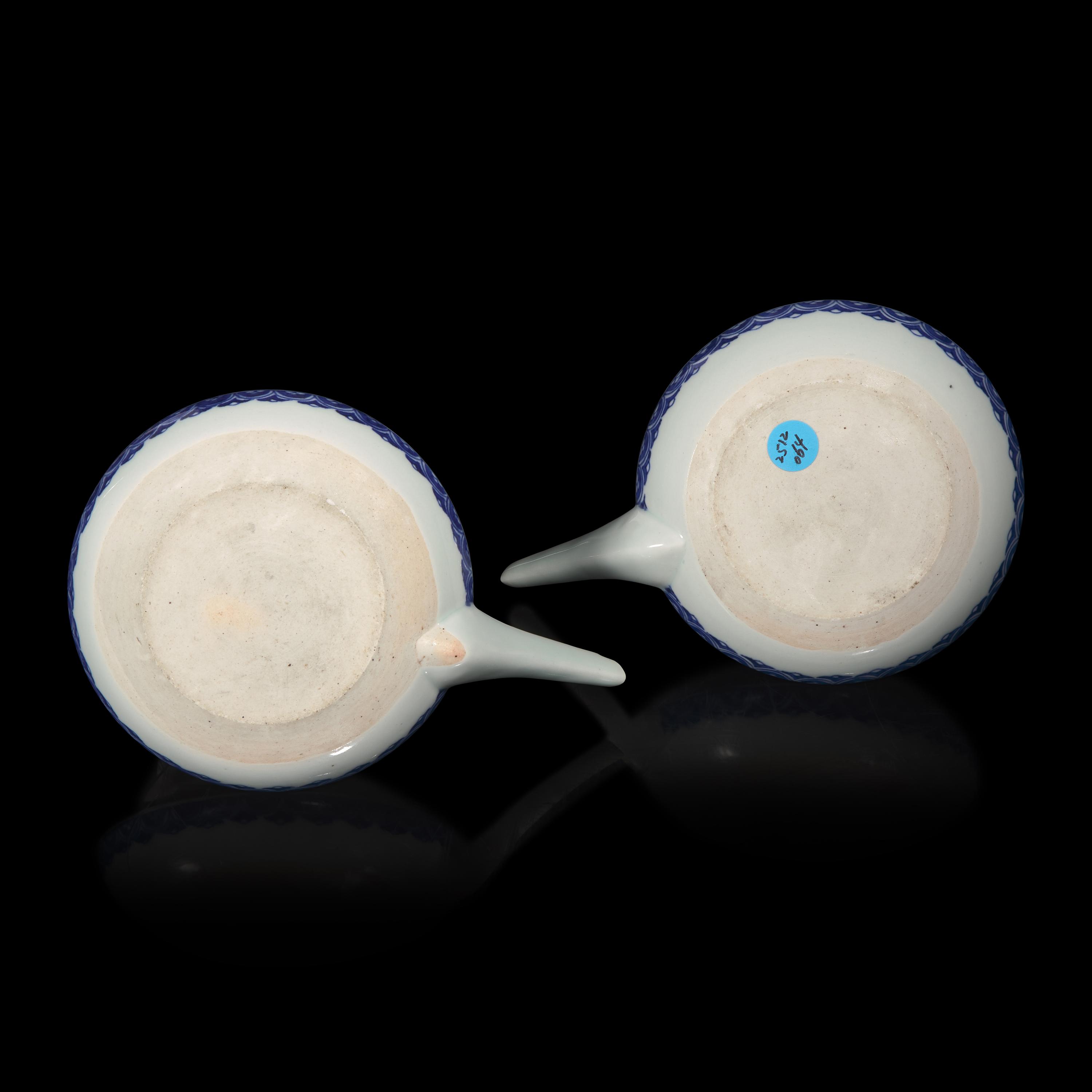 A Pair of Japanese Hirado Blue and White Sake Pots, Late Edo to Meiji Period — 日本江戶-明治時代 平戶燒青花酒壺兩支