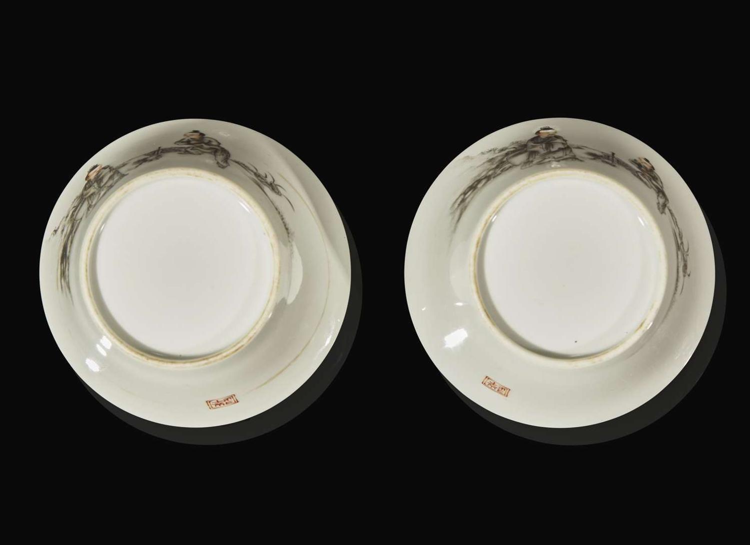 A pair of Chinese grisaille decorated porcelain cups 墨彩小盞一對